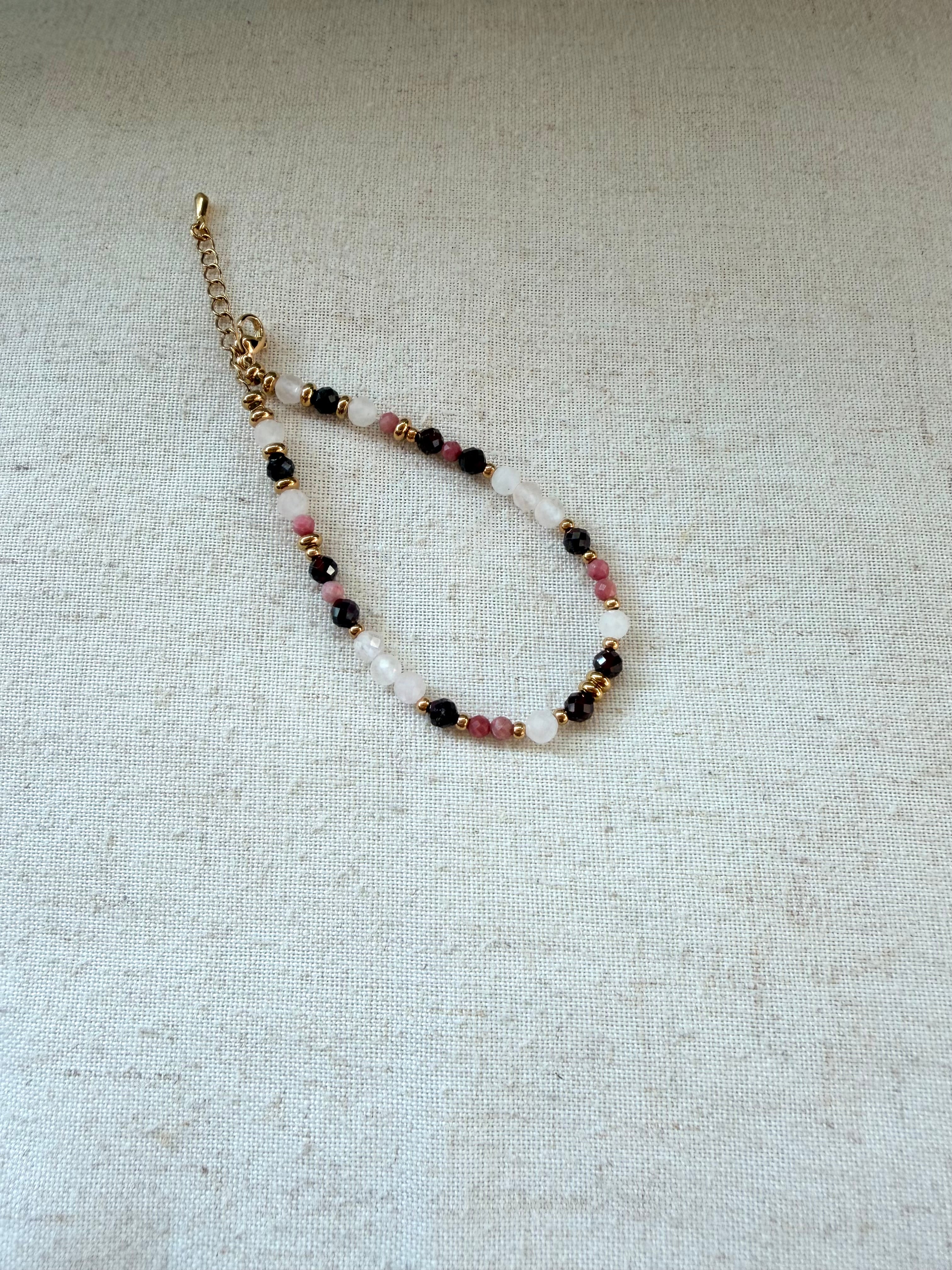 Bracelet en pierres naturelles quartz rose, grenat et rhodonite – Élia