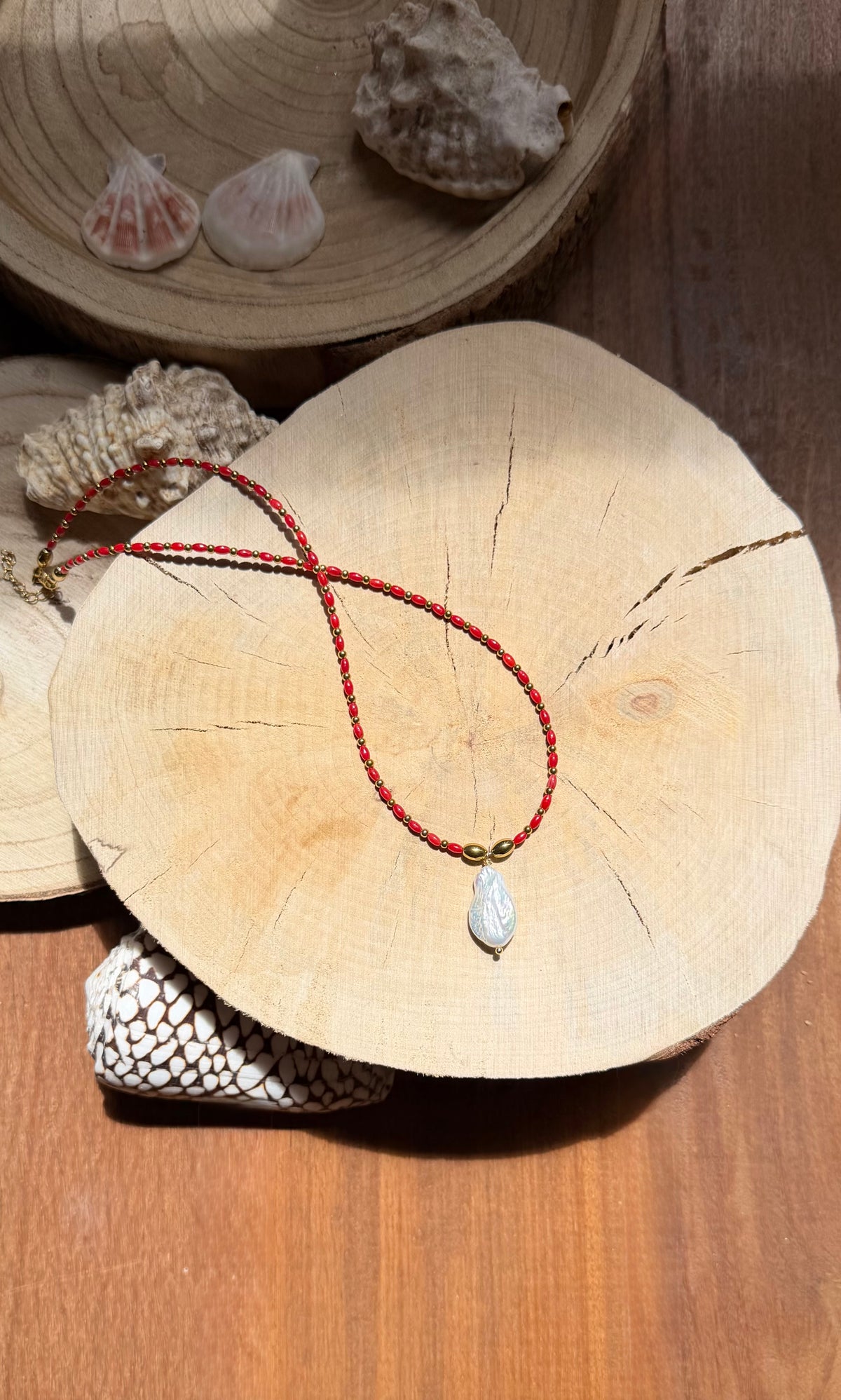 Collier Bambou de mer rouge & Perle d’eau douce baroque