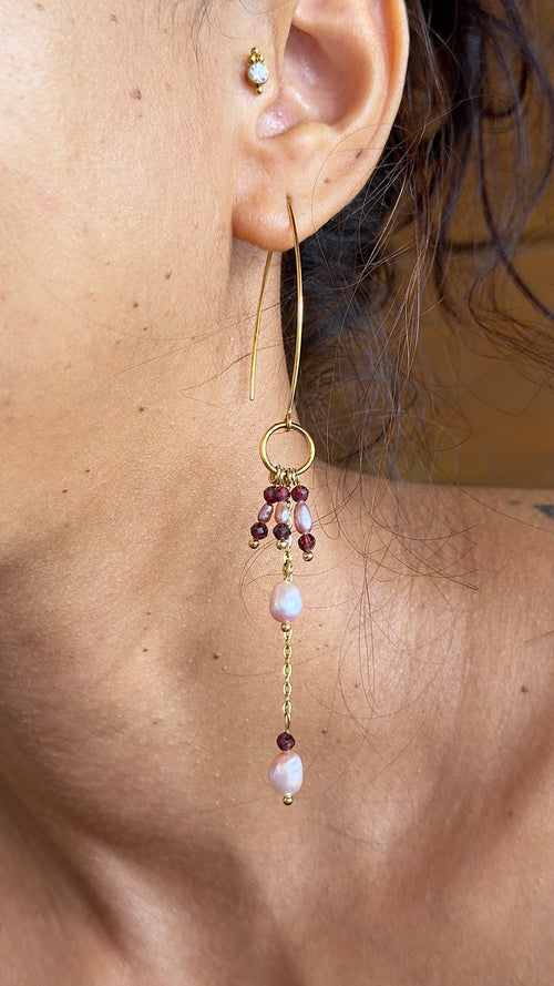 Boucles d’oreilles Énora – Grenat et perles d’eau douce