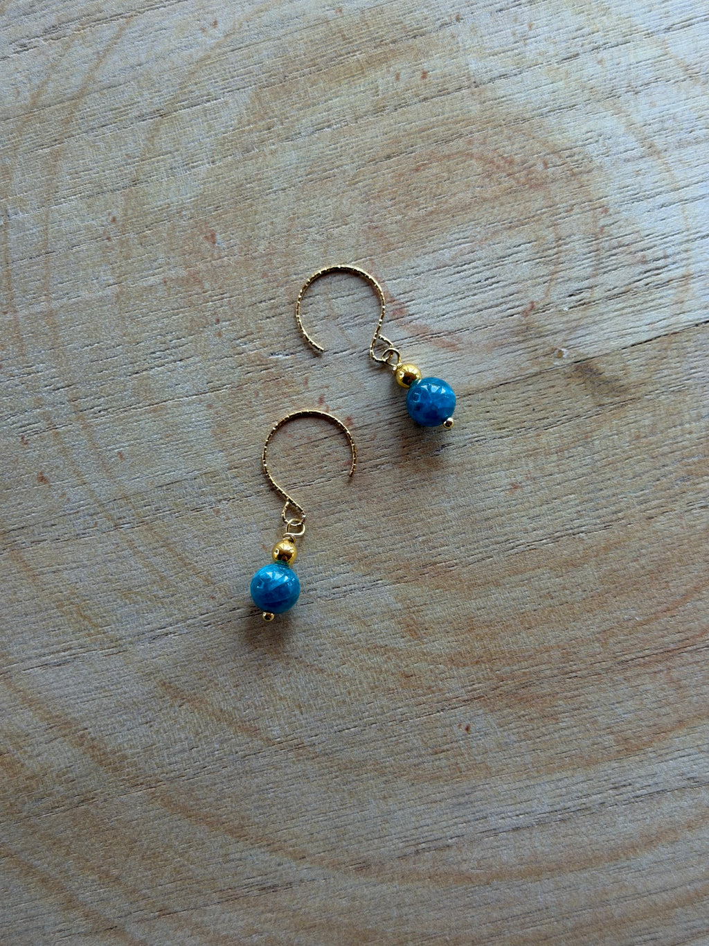 Boucles d’oreilles Apatite Bleue & Hématite Dorée