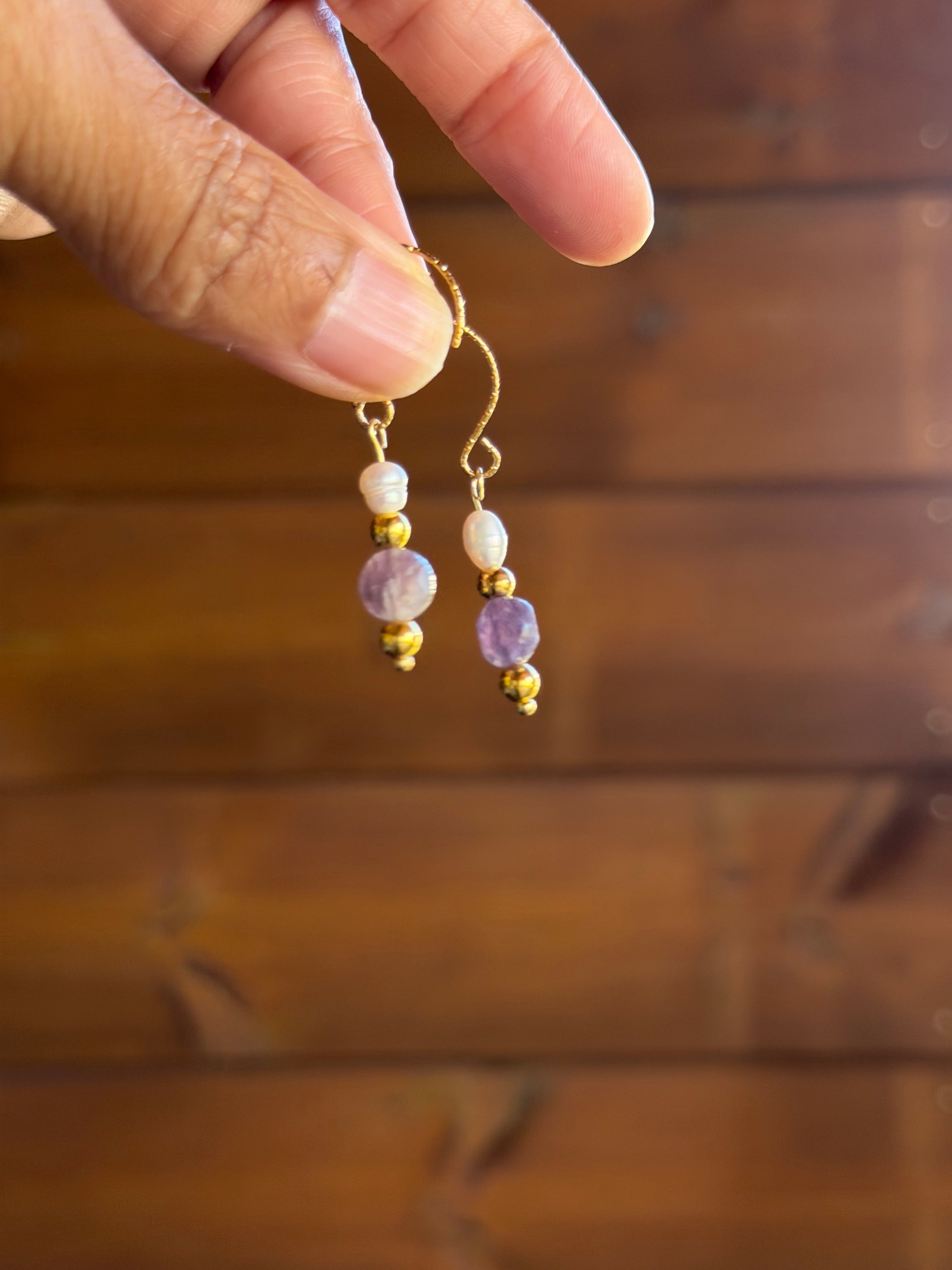 Boucles d’oreilles Tourmaline Fleur de Prunier, Hématite Dorée & Perle d’Eau Douce