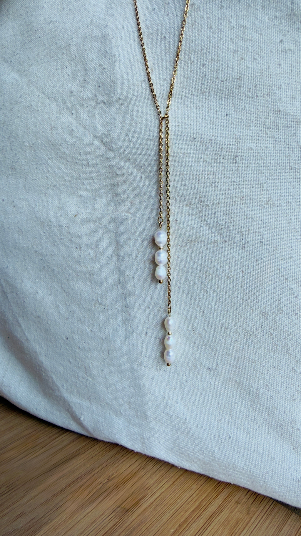 Collier Riviera long en perles d’eau douce et perles dorées en acier inoxydable – Amélia