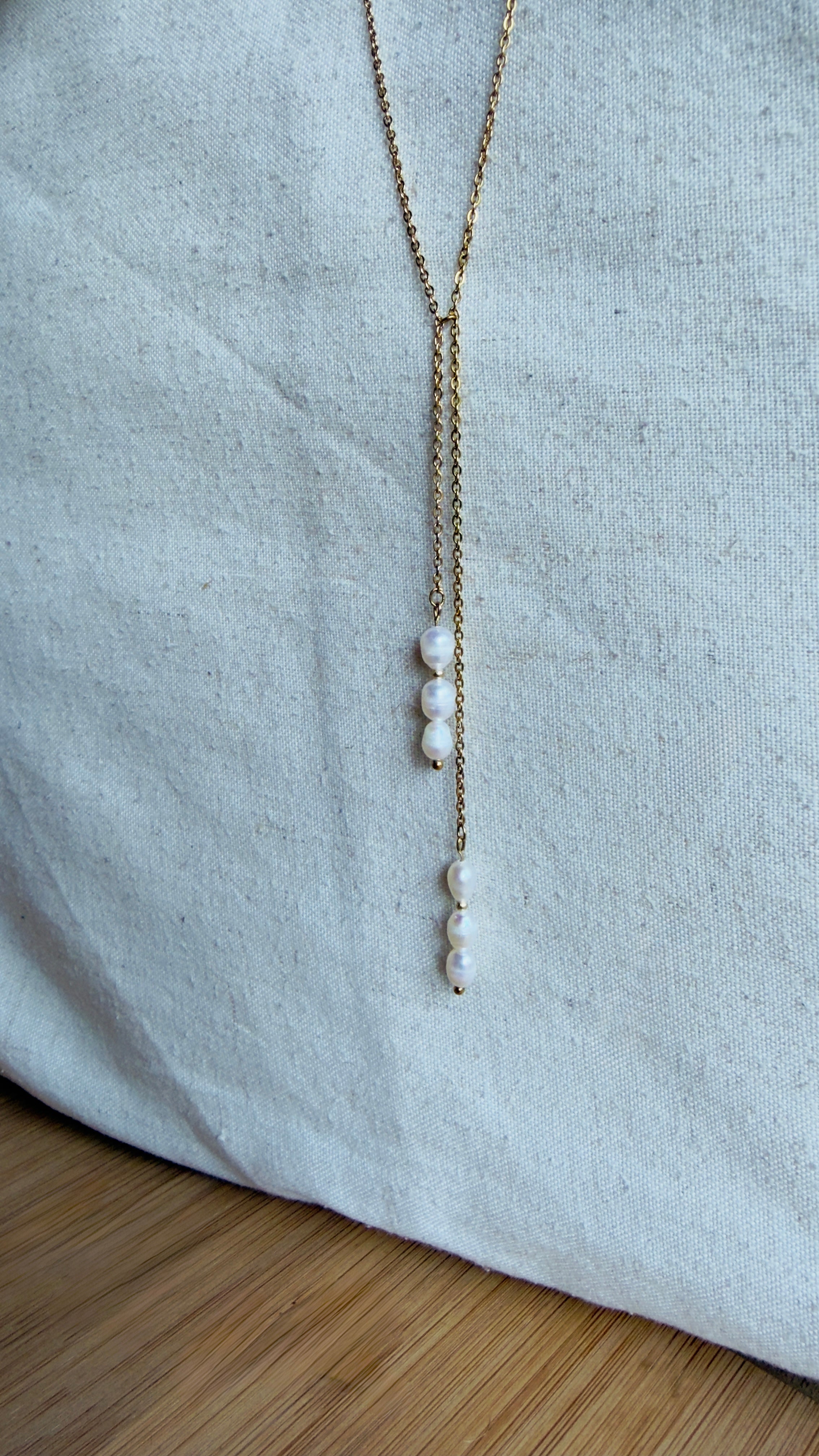 Collier Riviera long en perles d’eau douce et perles dorées en acier inoxydable – Amélia