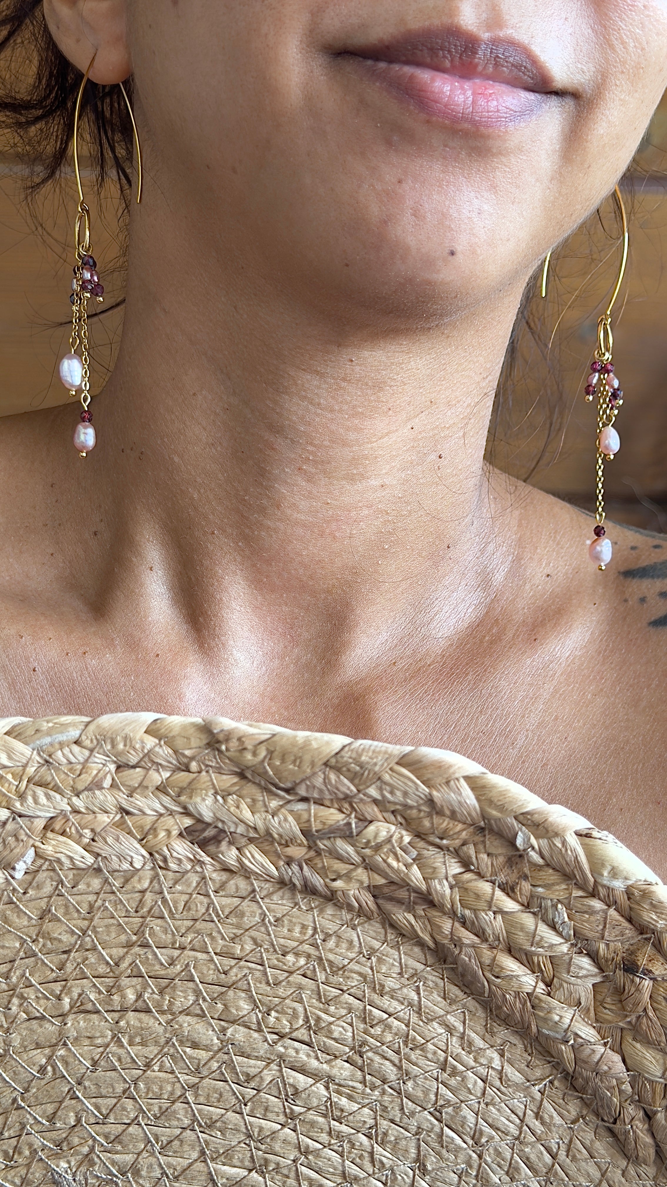 Boucles d’oreilles Énora – Grenat et perles d’eau douce