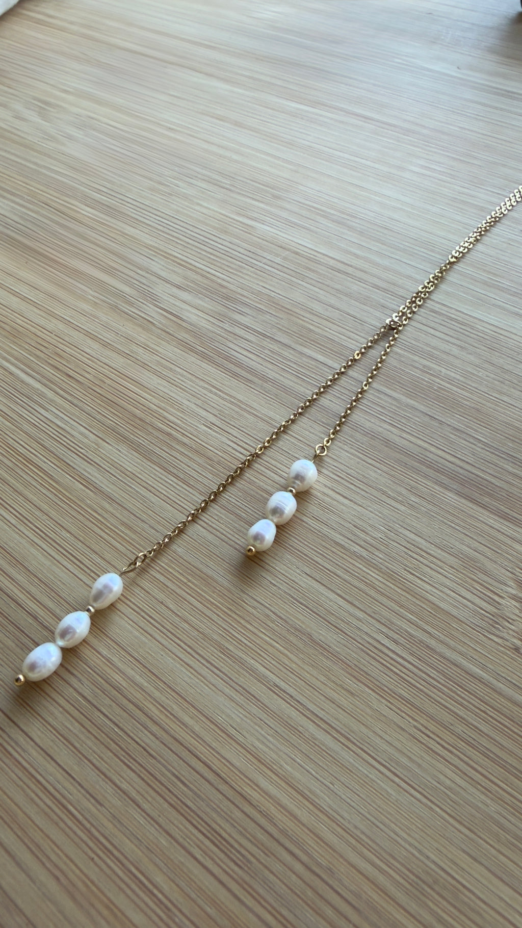 Collier Riviera long en perles d’eau douce et perles dorées en acier inoxydable – Amélia