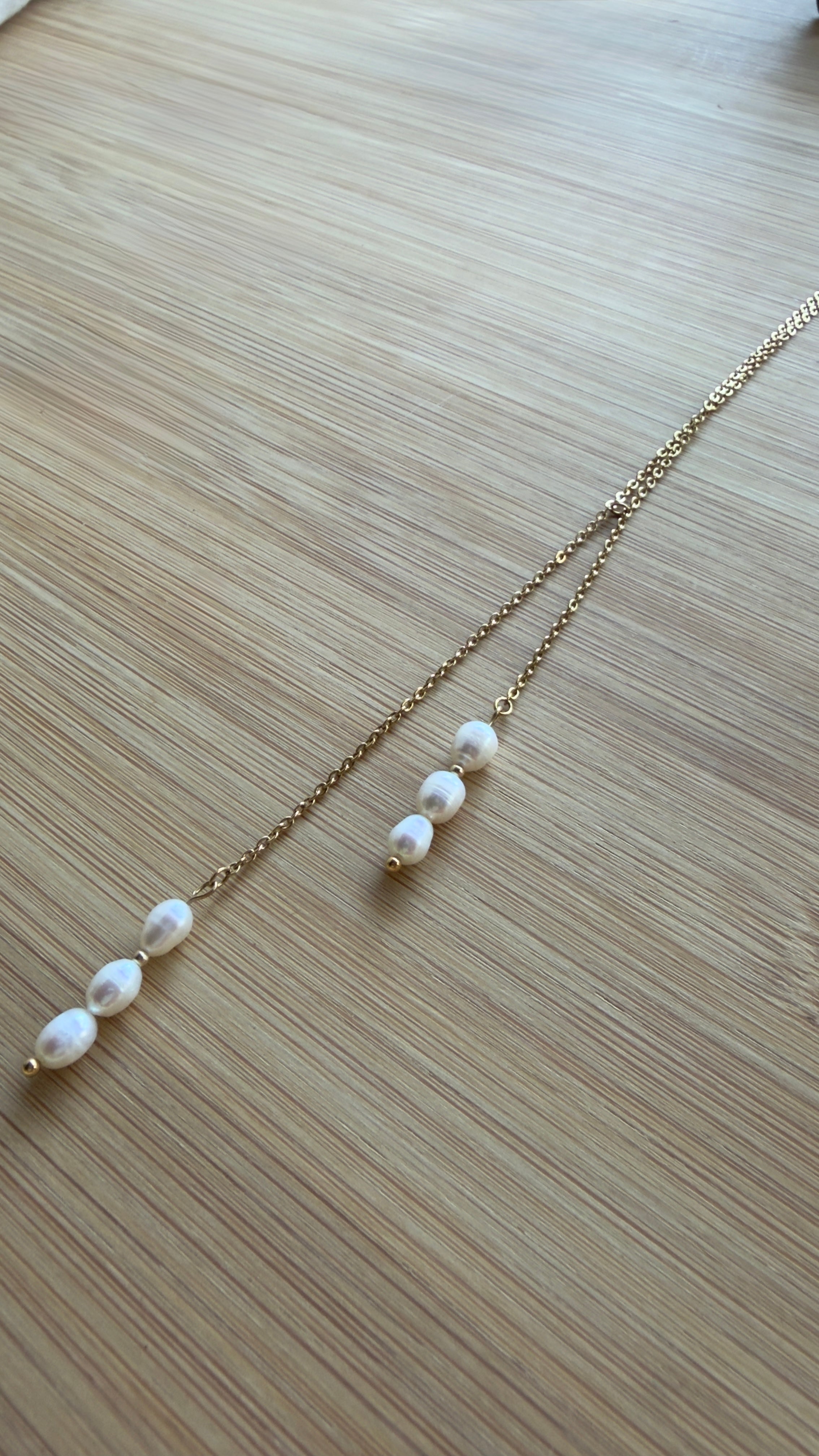 Collier Riviera long en perles d’eau douce et perles dorées en acier inoxydable – Amélia