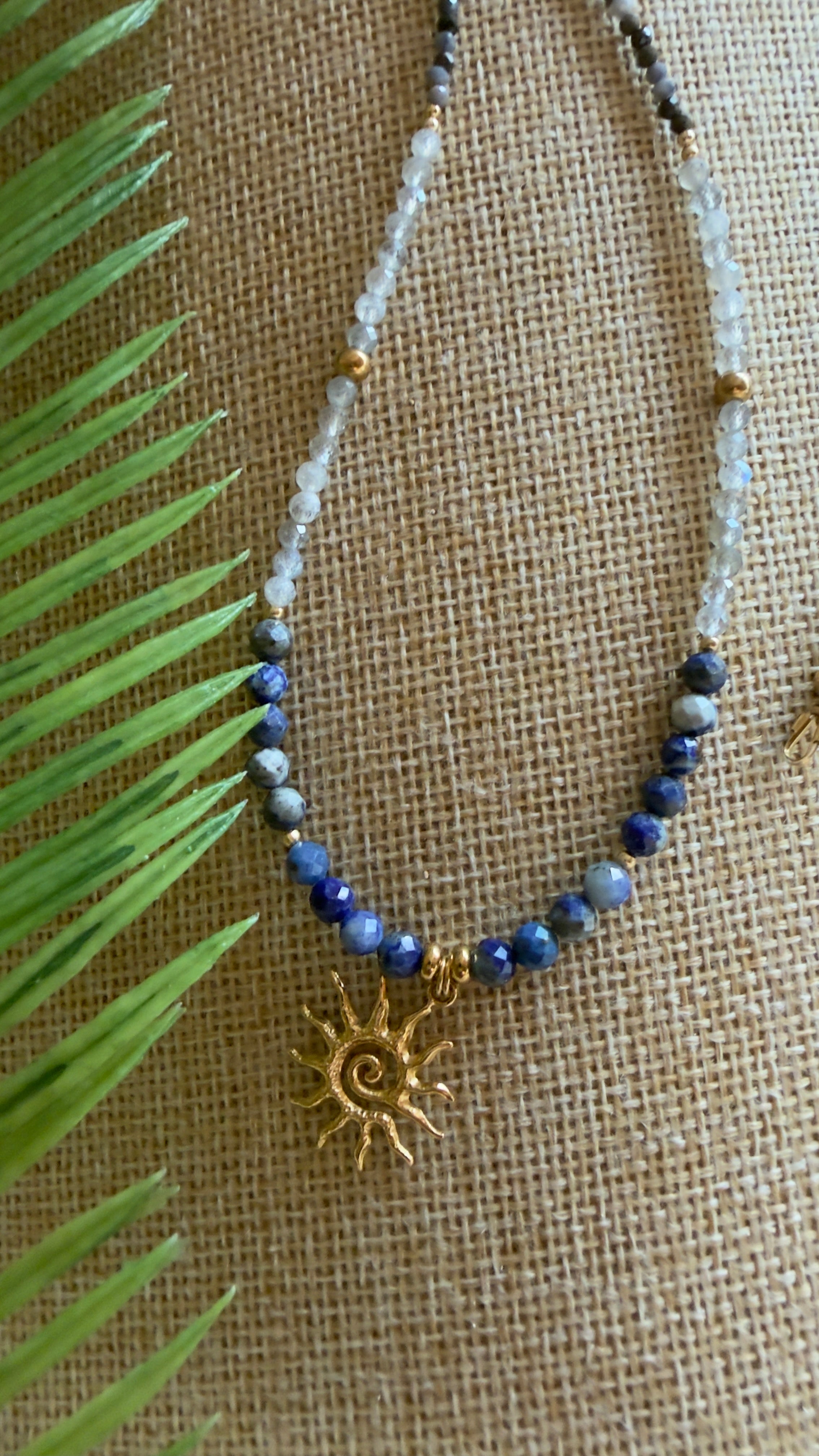 Chaîne de taille solaire – Lapis lazuli, saphir et labradorite