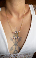 Collier Riviera chic avec perles d’eau douce rosées et perles pendantes dorées – Rosalia