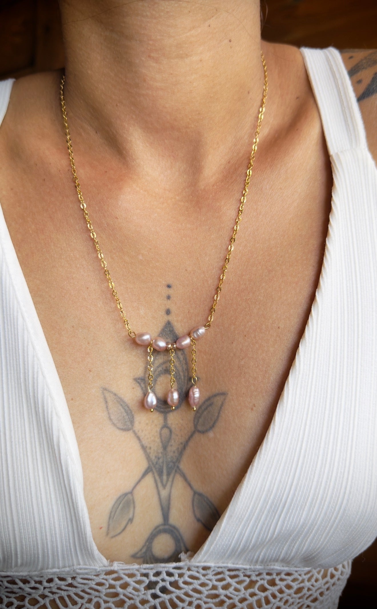 Collier Riviera chic avec perles d’eau douce rosées et perles pendantes dorées – Rosalia