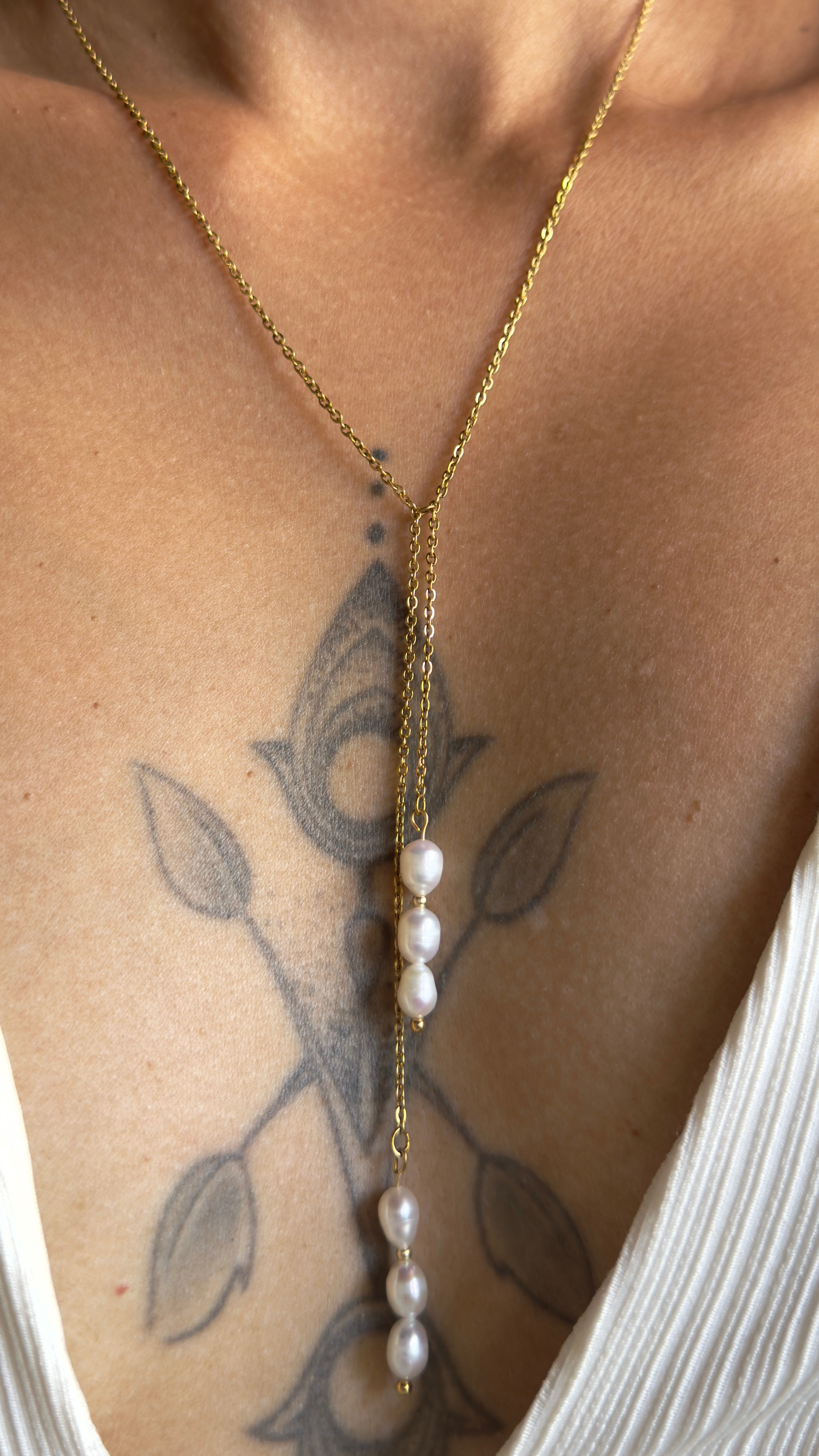 Collier Riviera long en perles d’eau douce et perles dorées en acier inoxydable – Amélia