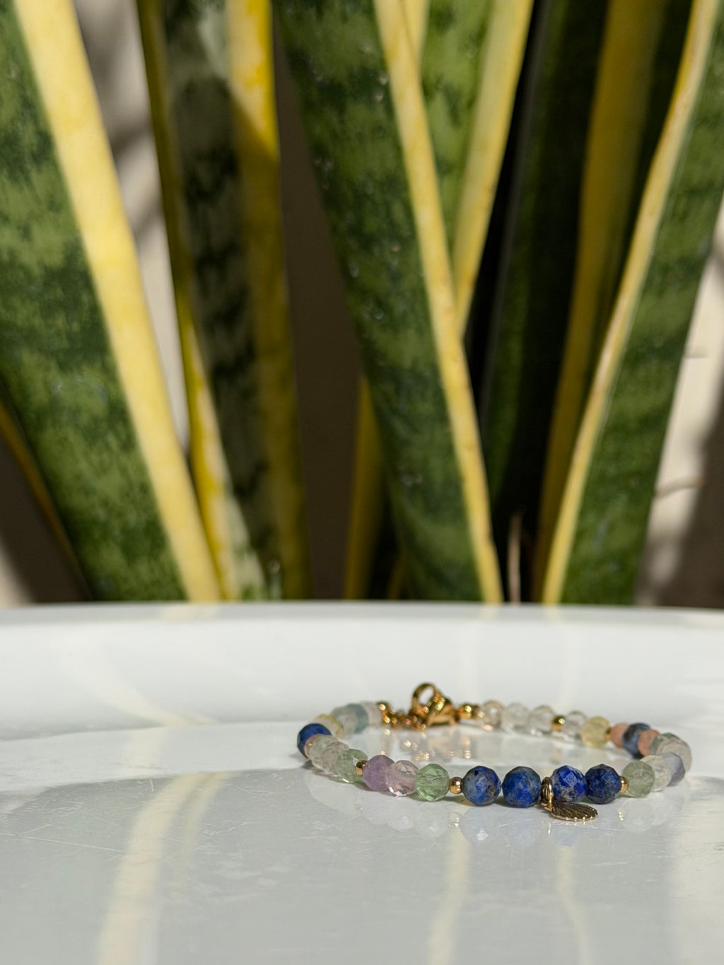 Bracelet en pierres naturelles fluorite, lapis lazuli et pierre du soleil avec pendentif coquillage – Océa