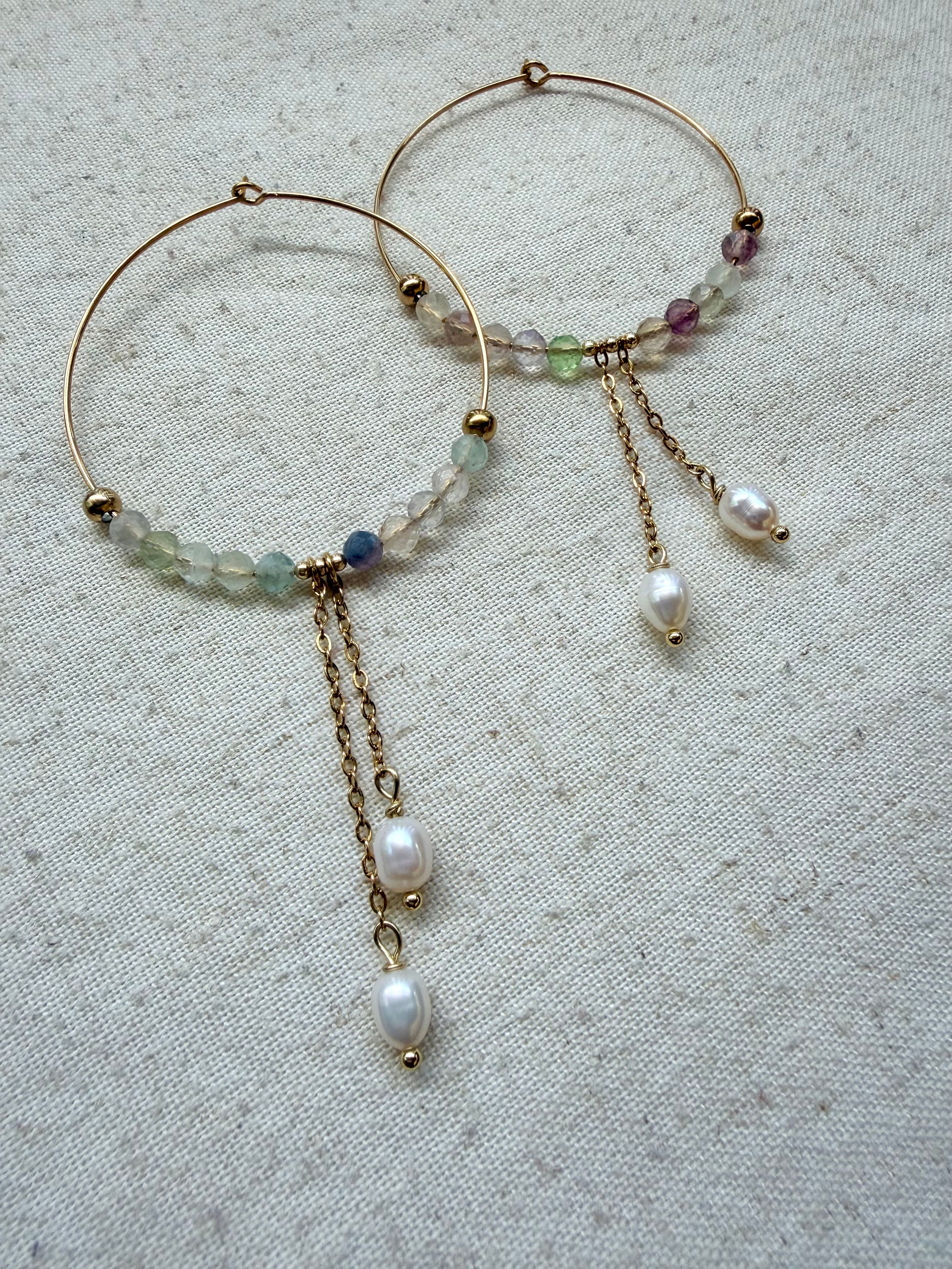 ✨ Boucles d’oreilles Soline – Fluorite naturelle, perle d’eau douce et acier inoxydable