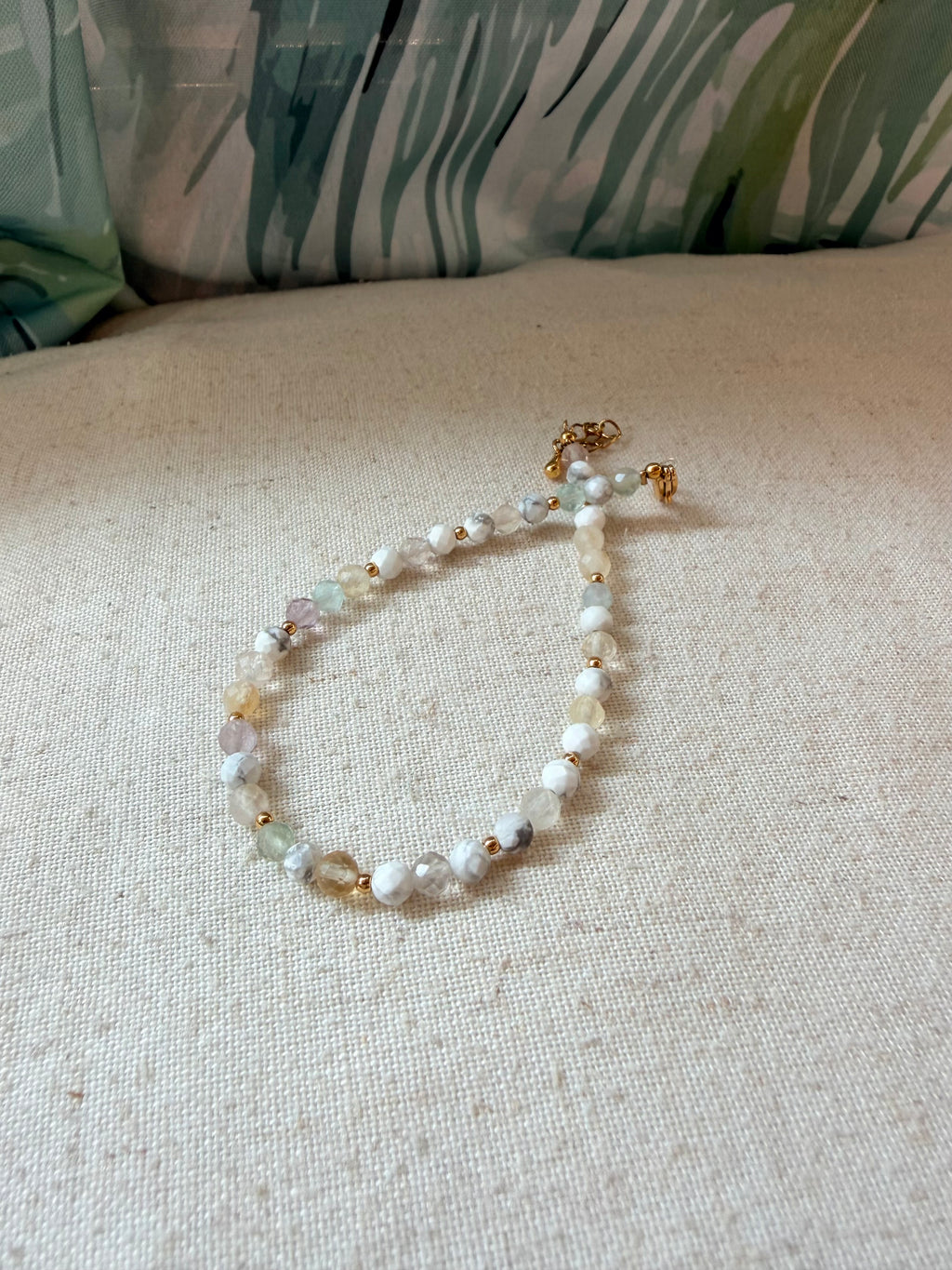 Bracelet en pierres naturelles howlite, fluorine et citrine – Léana