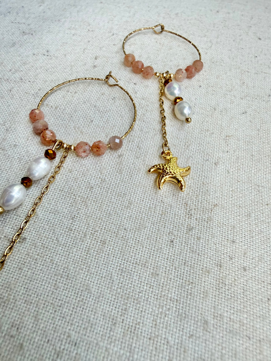 Boucles d’oreilles Soléa – Pierre du soleil, perle d’eau douce et acier inoxydable