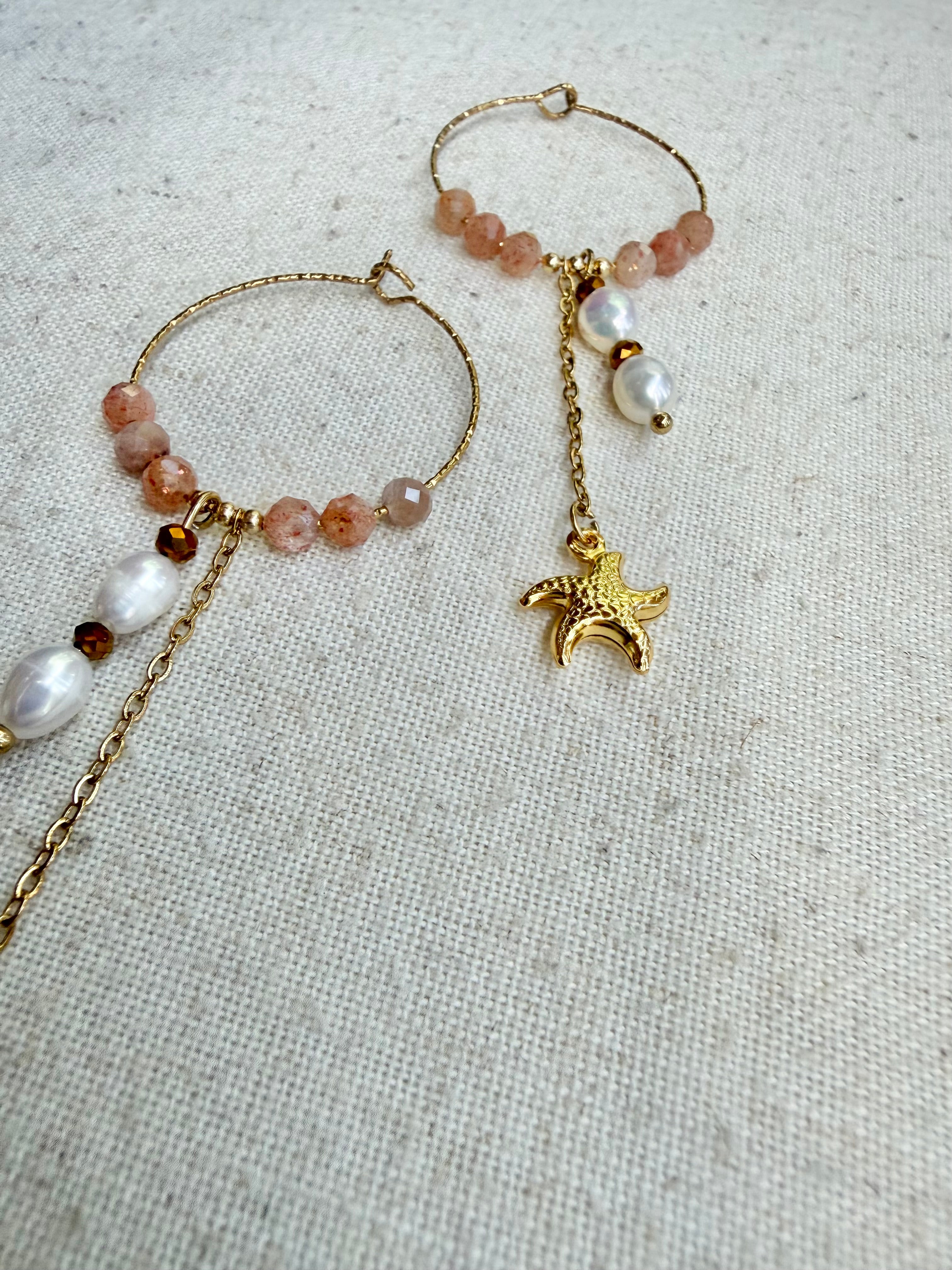 Boucles d’oreilles Soléa – Pierre du soleil, perle d’eau douce et acier inoxydable