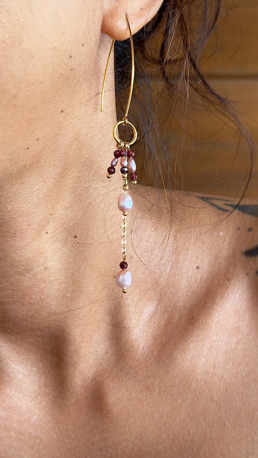 Boucles d’oreilles Énora – Grenat et perles d’eau douce