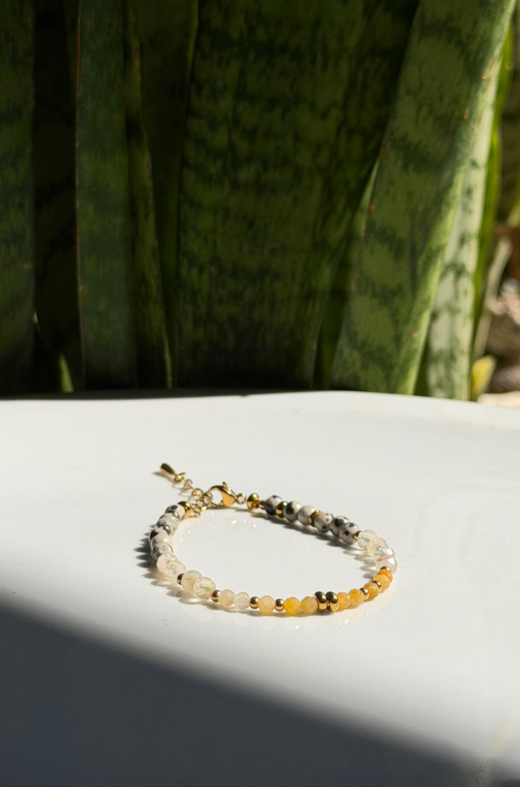 Bracelet en pierres naturelles jaspe dalmatien, citrine et aventurine jaune – Naïa