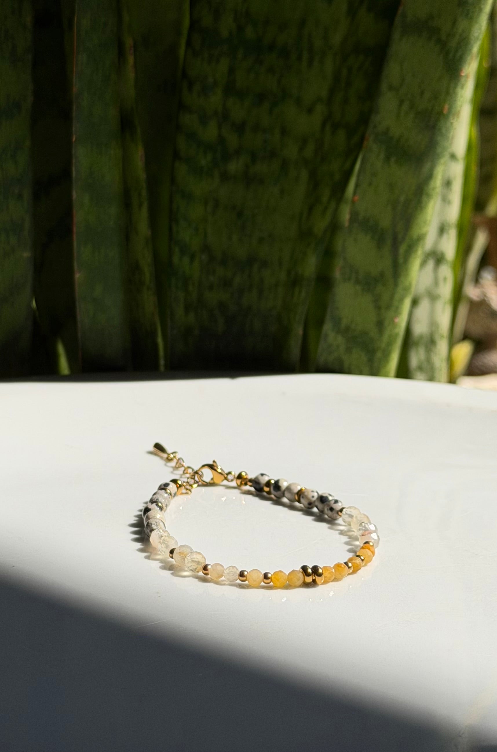 Bracelet en pierres naturelles jaspe dalmatien, citrine et aventurine jaune – Naïa