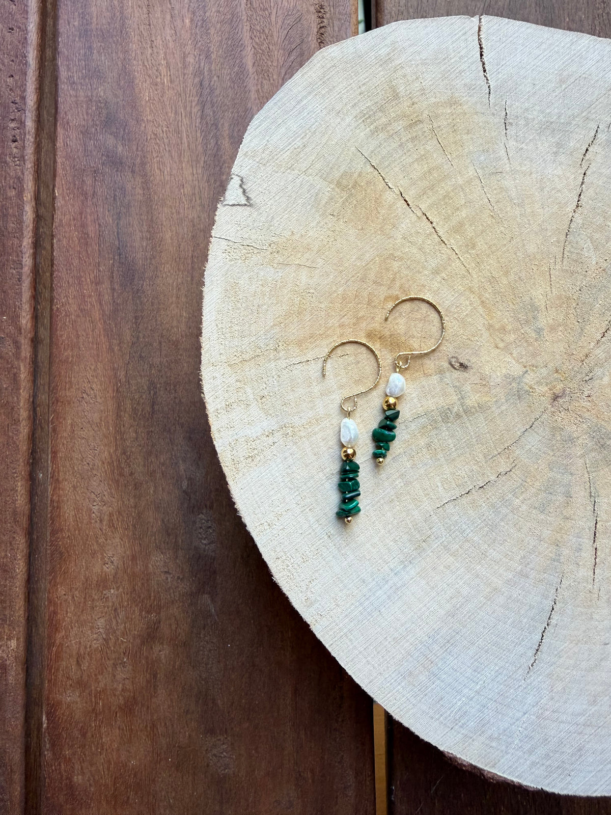 Boucles d’Oreilles Malachite, Perle d’Eau Douce & Hématite Dorée