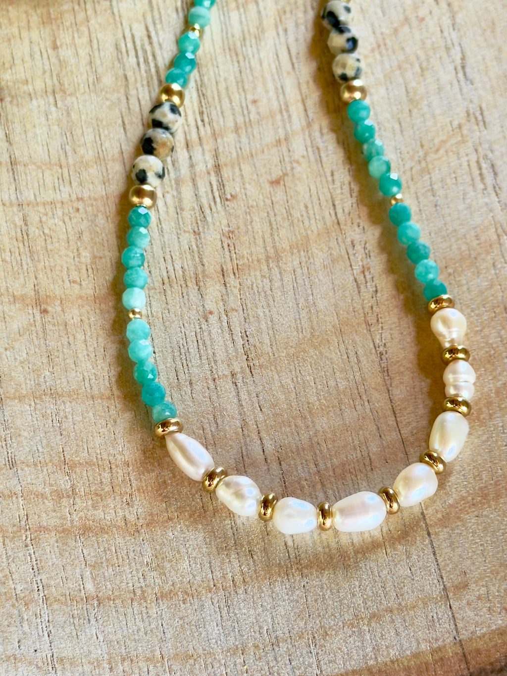 Chaîne de taille naturelle – Amazonite, jaspe dalmatien et perles d’eau douce