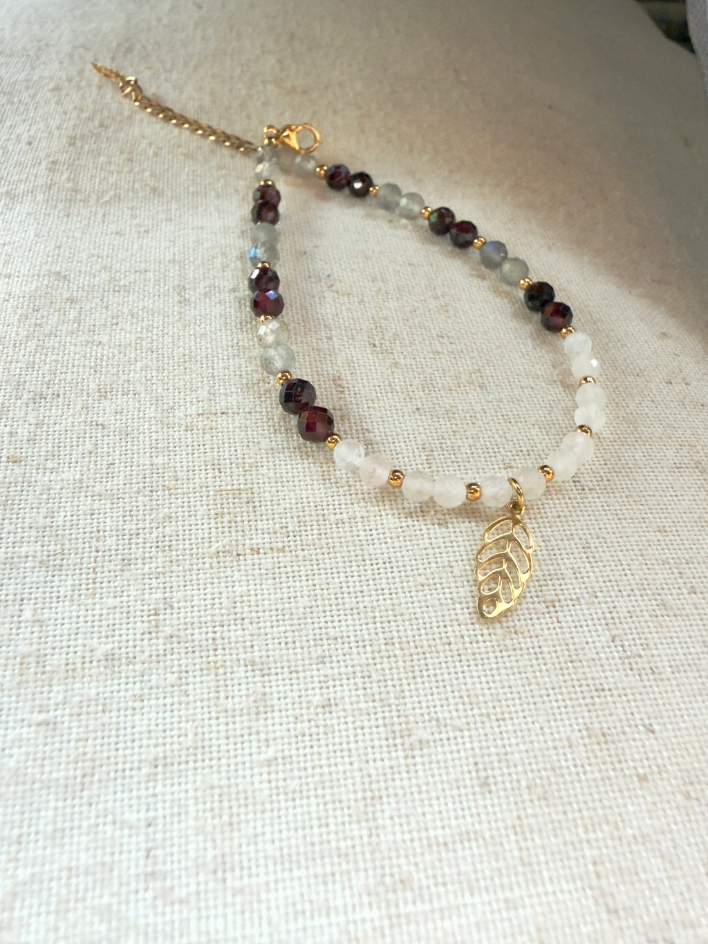 Bracelet en pierres naturelles pierre de lune, grenat et labradorite avec breloque feuille – Aléa