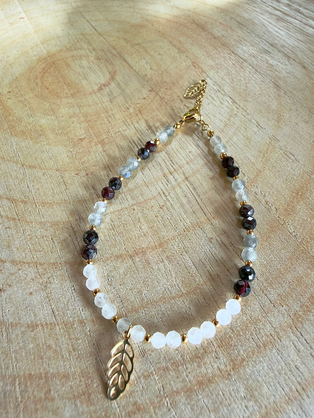 Bracelet en pierres naturelles pierre de lune, grenat et labradorite avec breloque feuille – Aléa