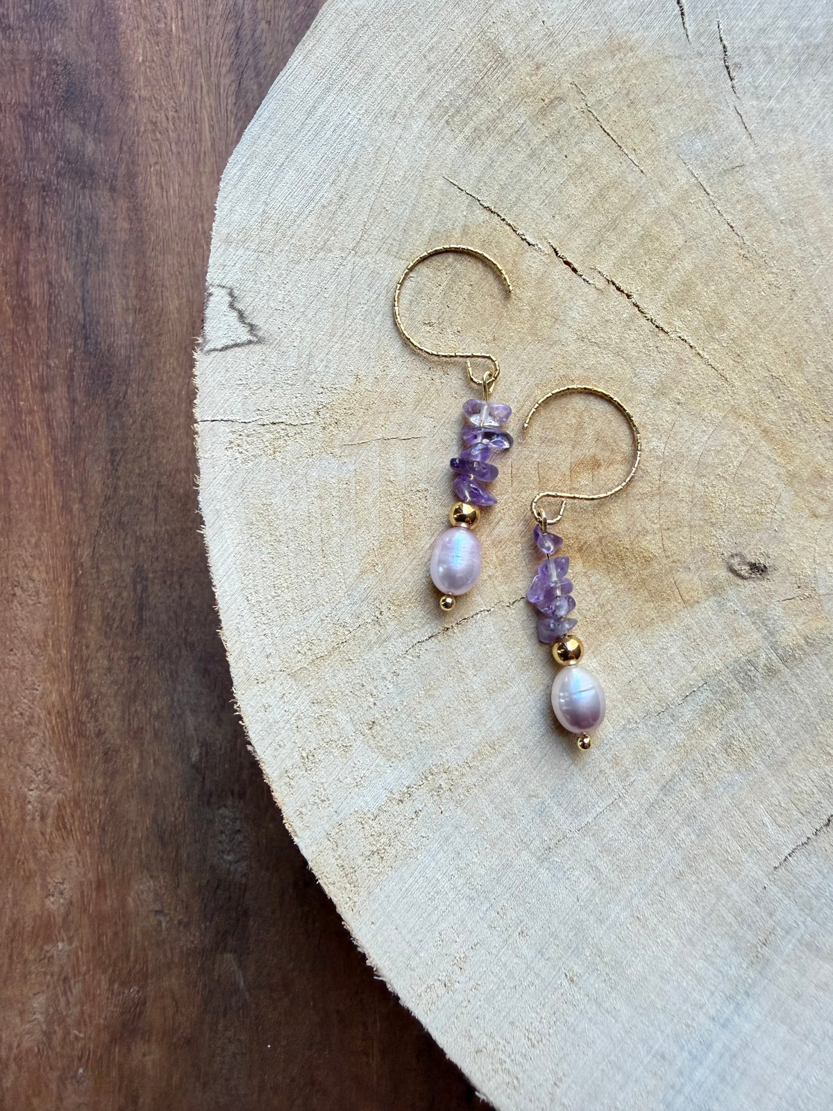 Boucles d’Oreilles Améthyste, Perle d’Eau Douce & Hématite Dorée