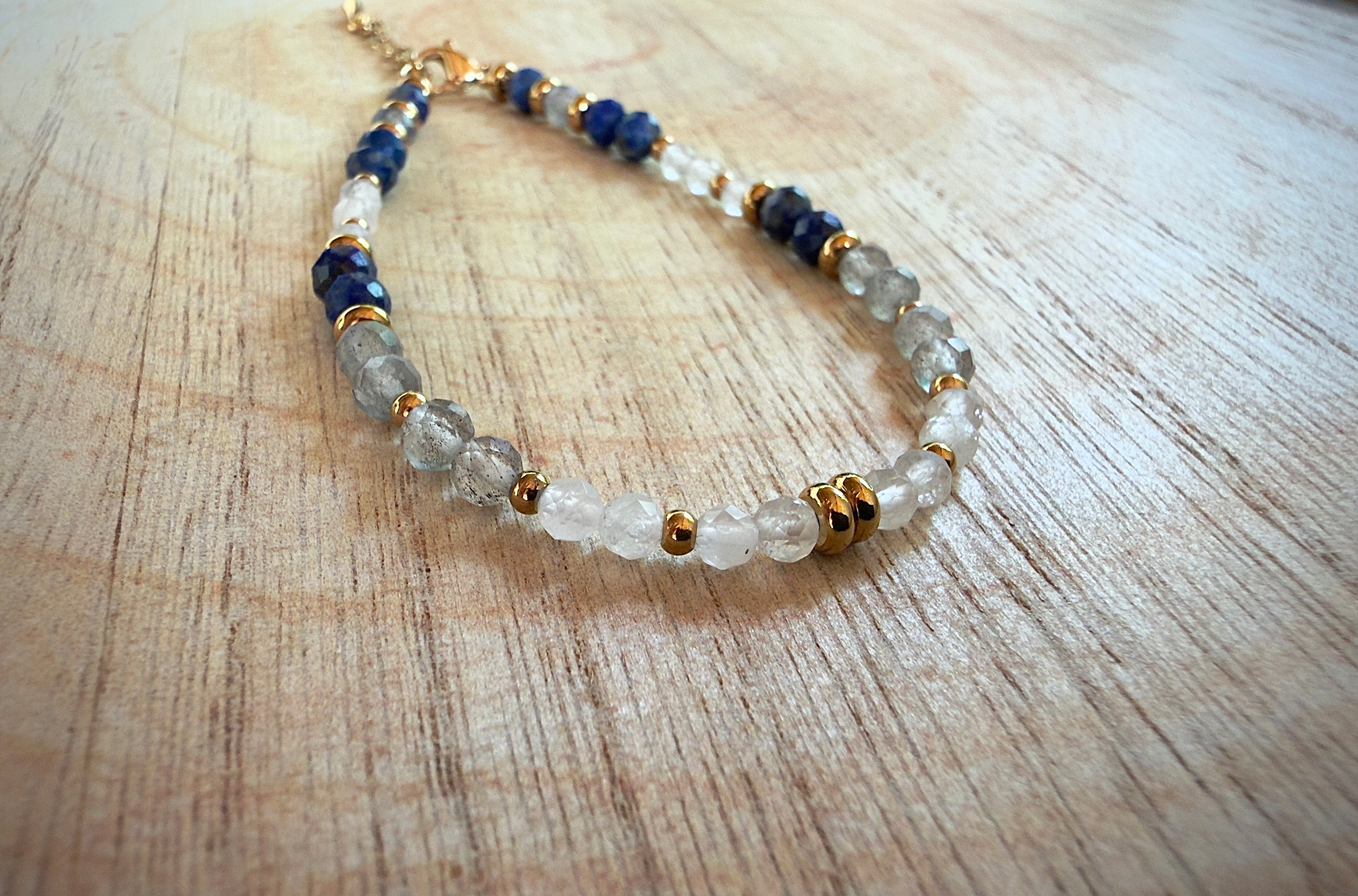 Bracelet en pierres naturelles lapis lazuli, pierre de lune et labradorite – Sélina