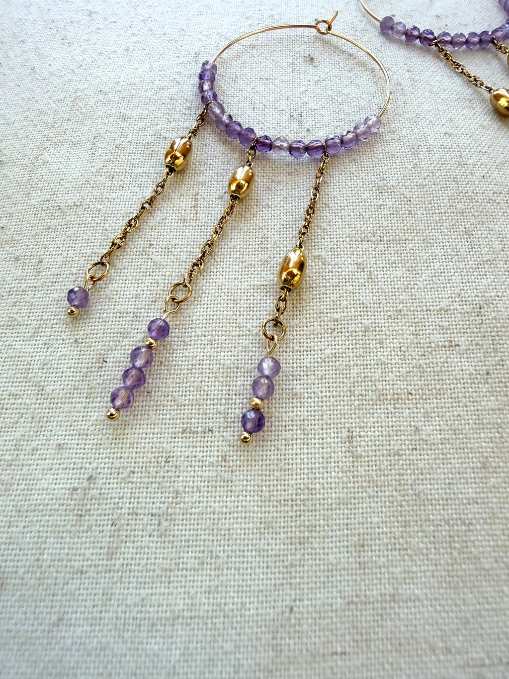 Boucles d’oreilles Ysia – Améthyste naturelle et chaînes en acier inoxydable