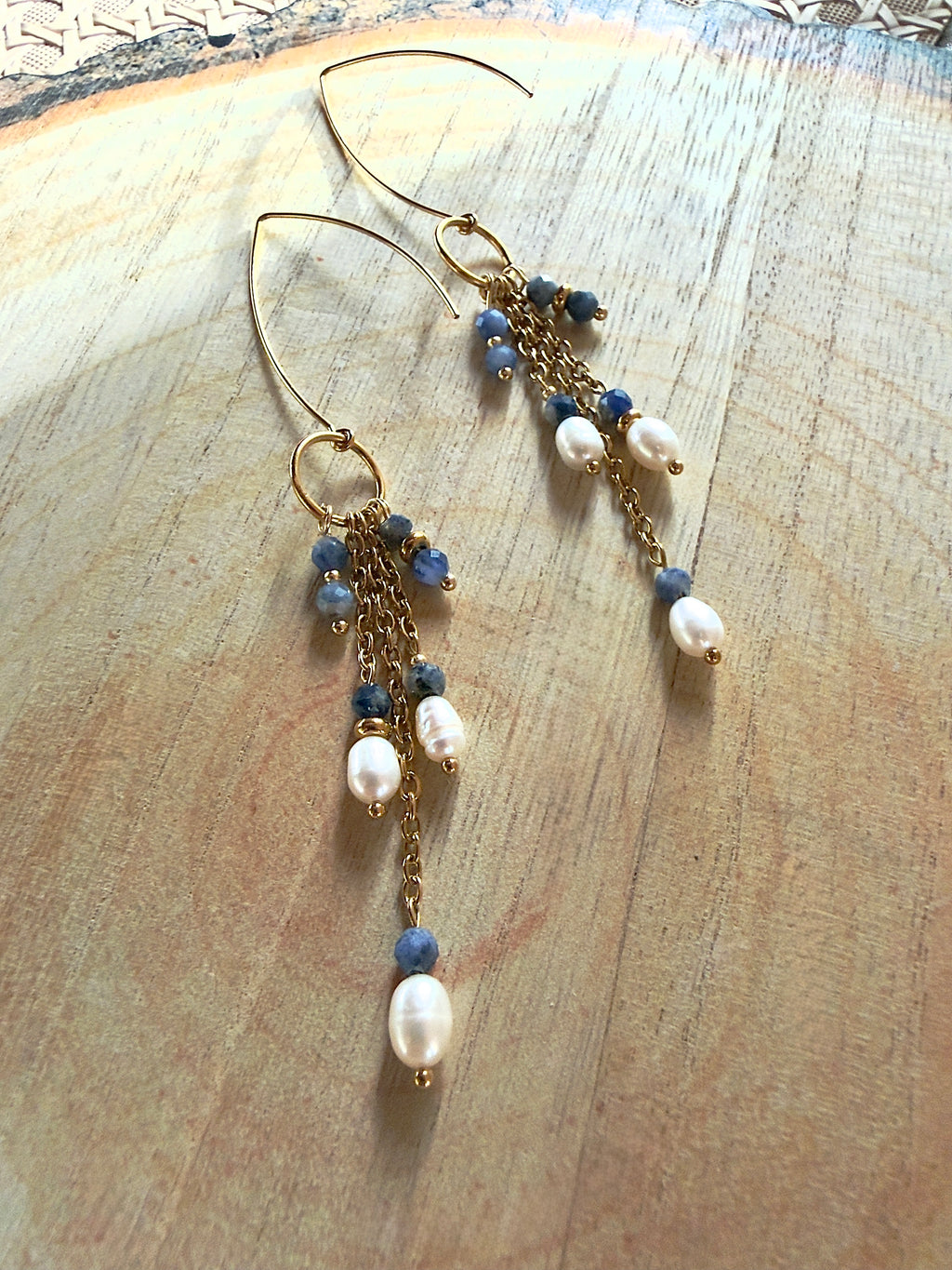 Boucles d’oreilles Nyla – Sodalite et perles d’eau douce