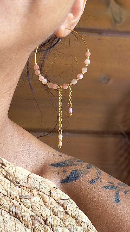 Boucles d’oreilles Solia – Pierre du soleil, pierre de lune orange et perles d’eau douce