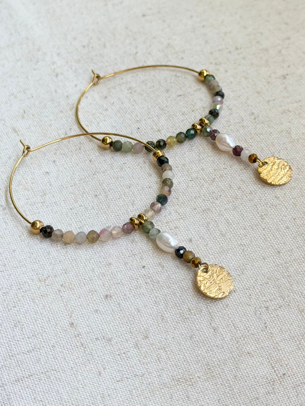 Boucles d’oreilles Maïa – Tourmaline multicolore, perle d’eau douce et acier inoxydable