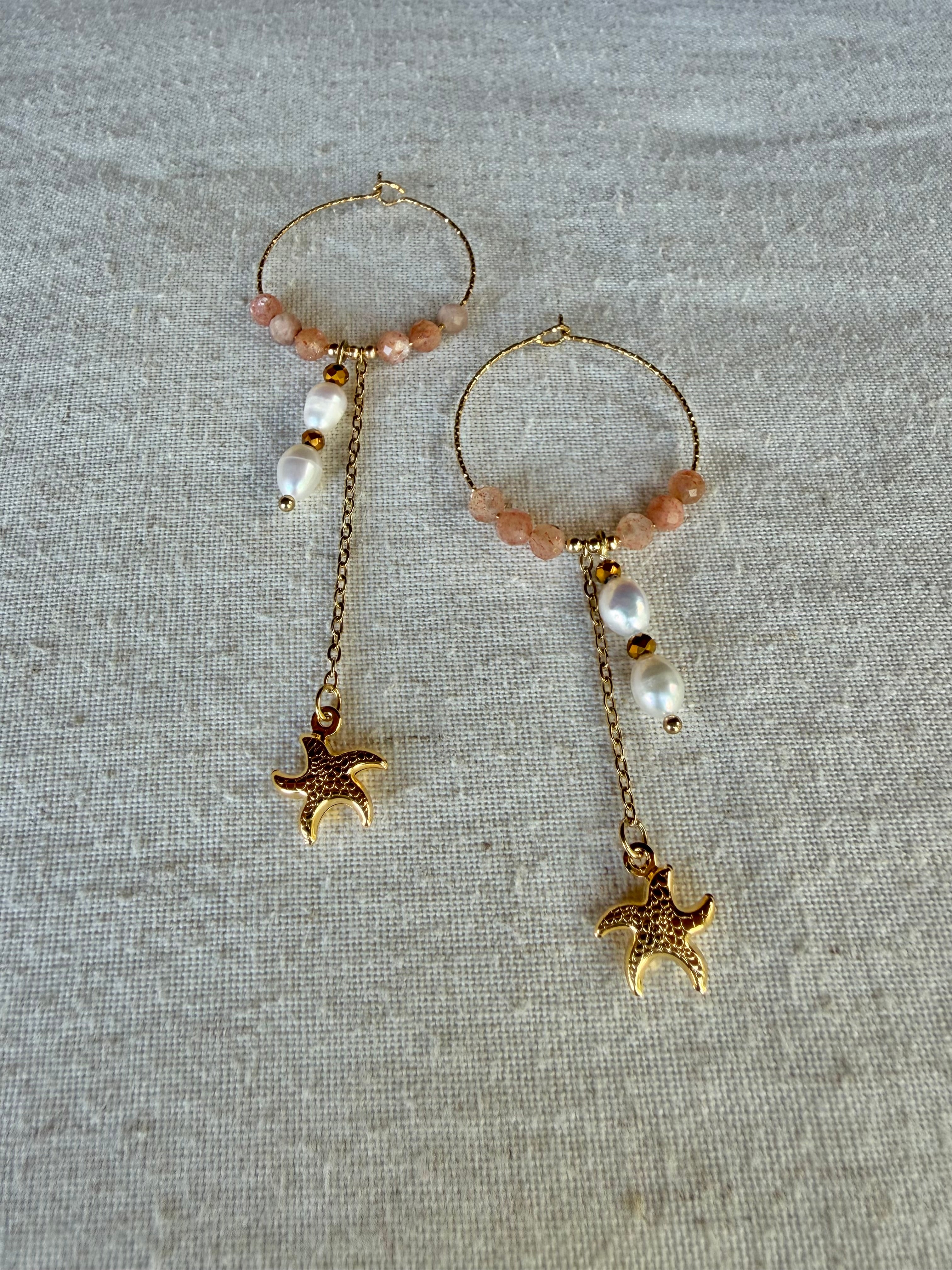 Boucles d’oreilles Soléa – Pierre du soleil, perle d’eau douce et acier inoxydable