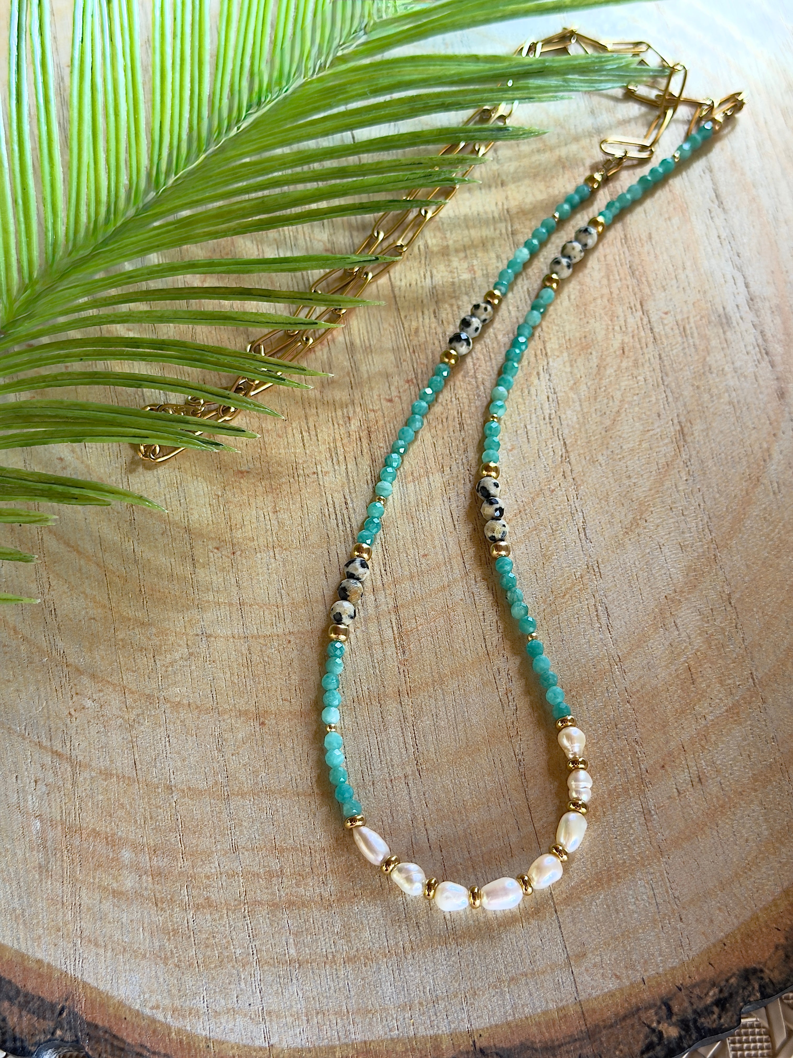 Chaîne de taille naturelle – Amazonite, jaspe dalmatien et perles d’eau douce