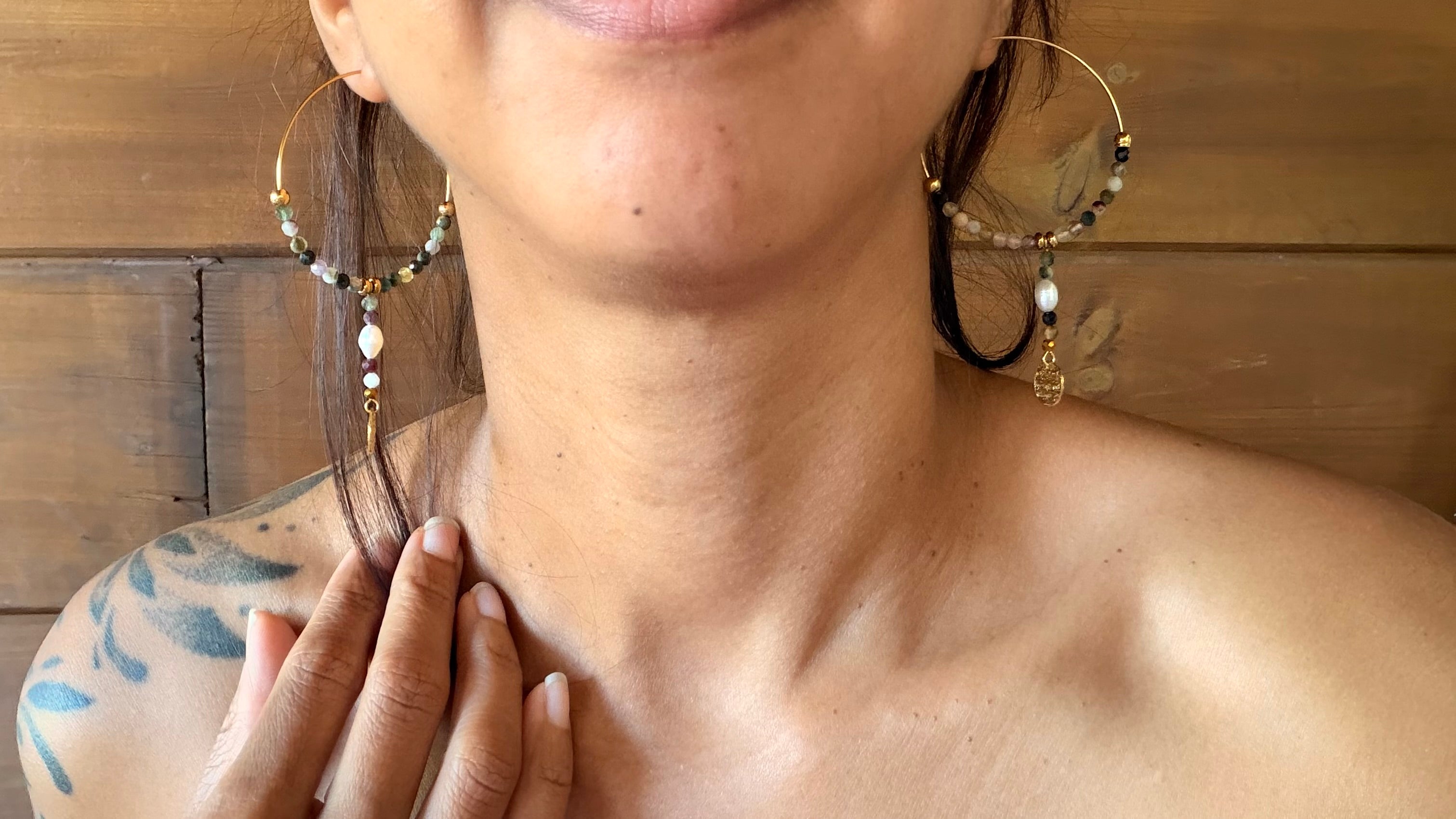 Boucles d’oreilles Maïa – Tourmaline multicolore, perle d’eau douce et acier inoxydable