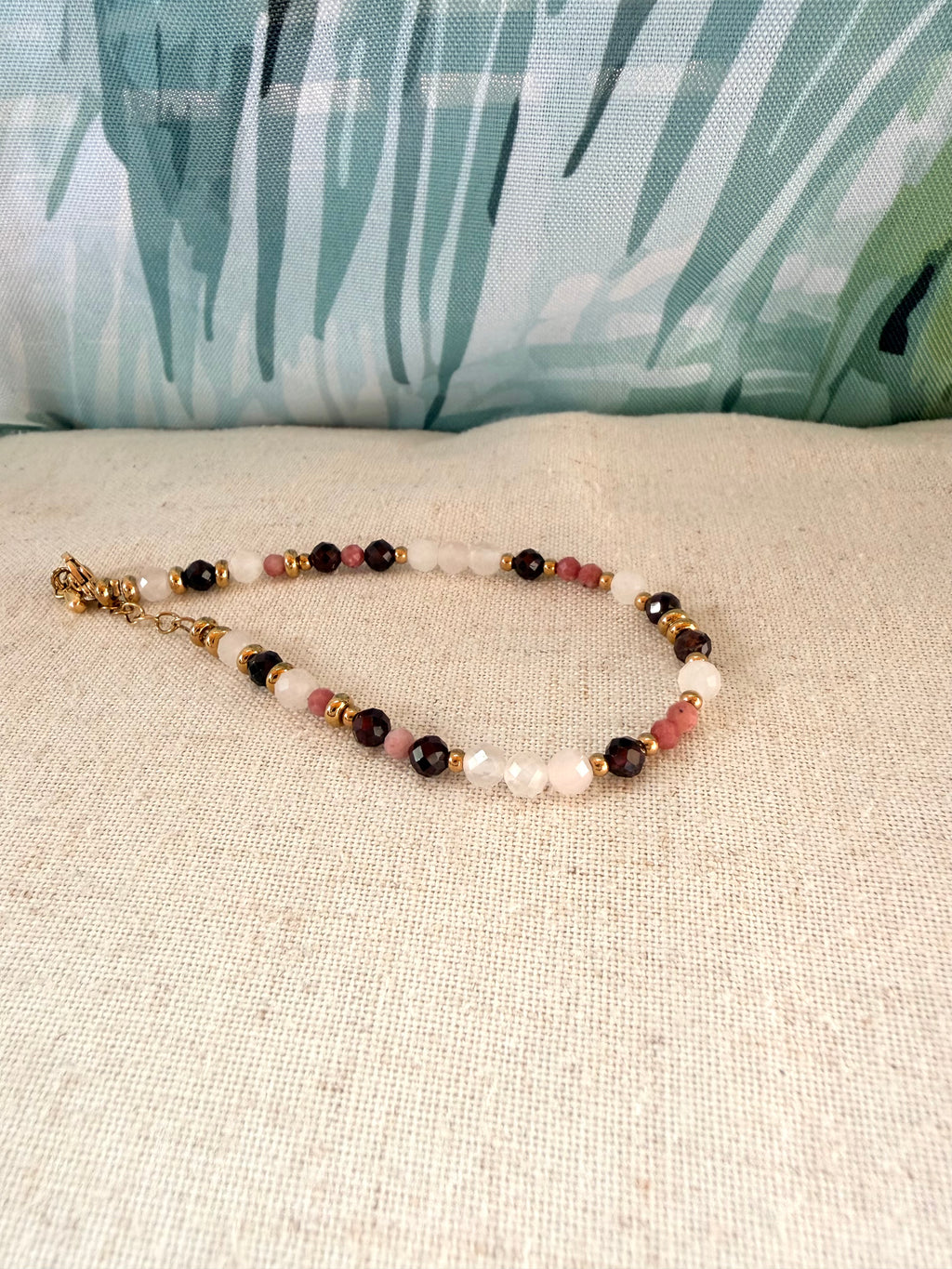 Bracelet en pierres naturelles quartz rose, grenat et rhodonite – Élia