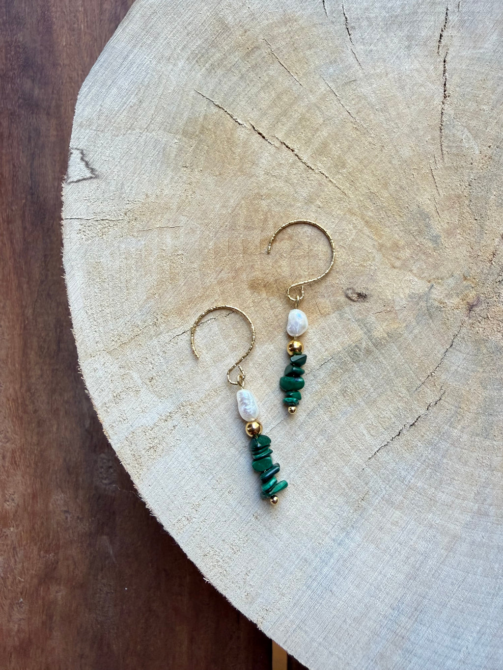 Boucles d’Oreilles Malachite, Perle d’Eau Douce & Hématite Dorée