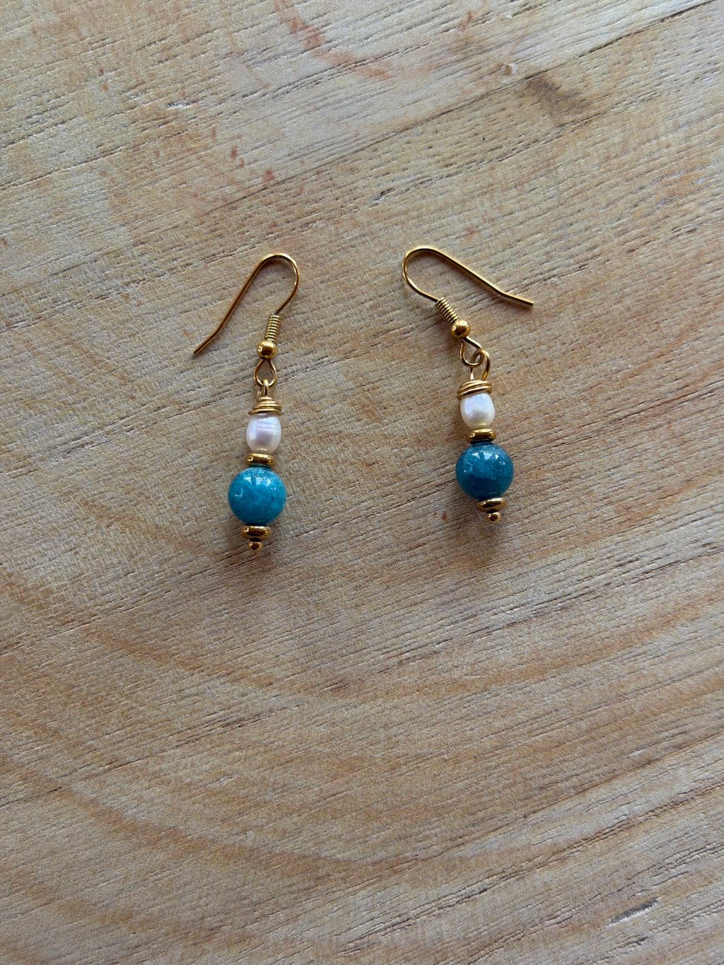 Boucles d’oreilles Apatite Bleue, Hématite Dorée & Perle d’Eau Douce
