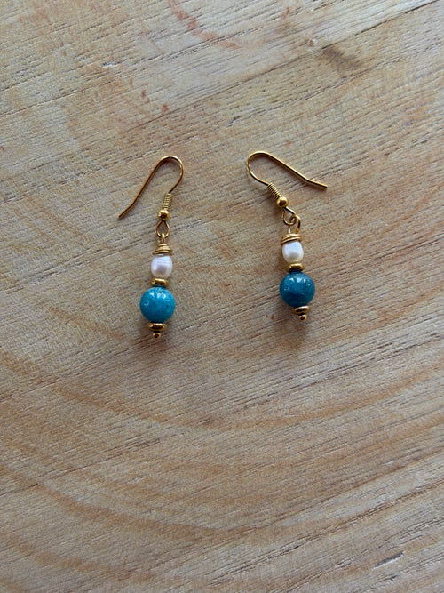 Boucles d’oreilles Apatite Bleue, Hématite Dorée & Perle d’Eau Douce
