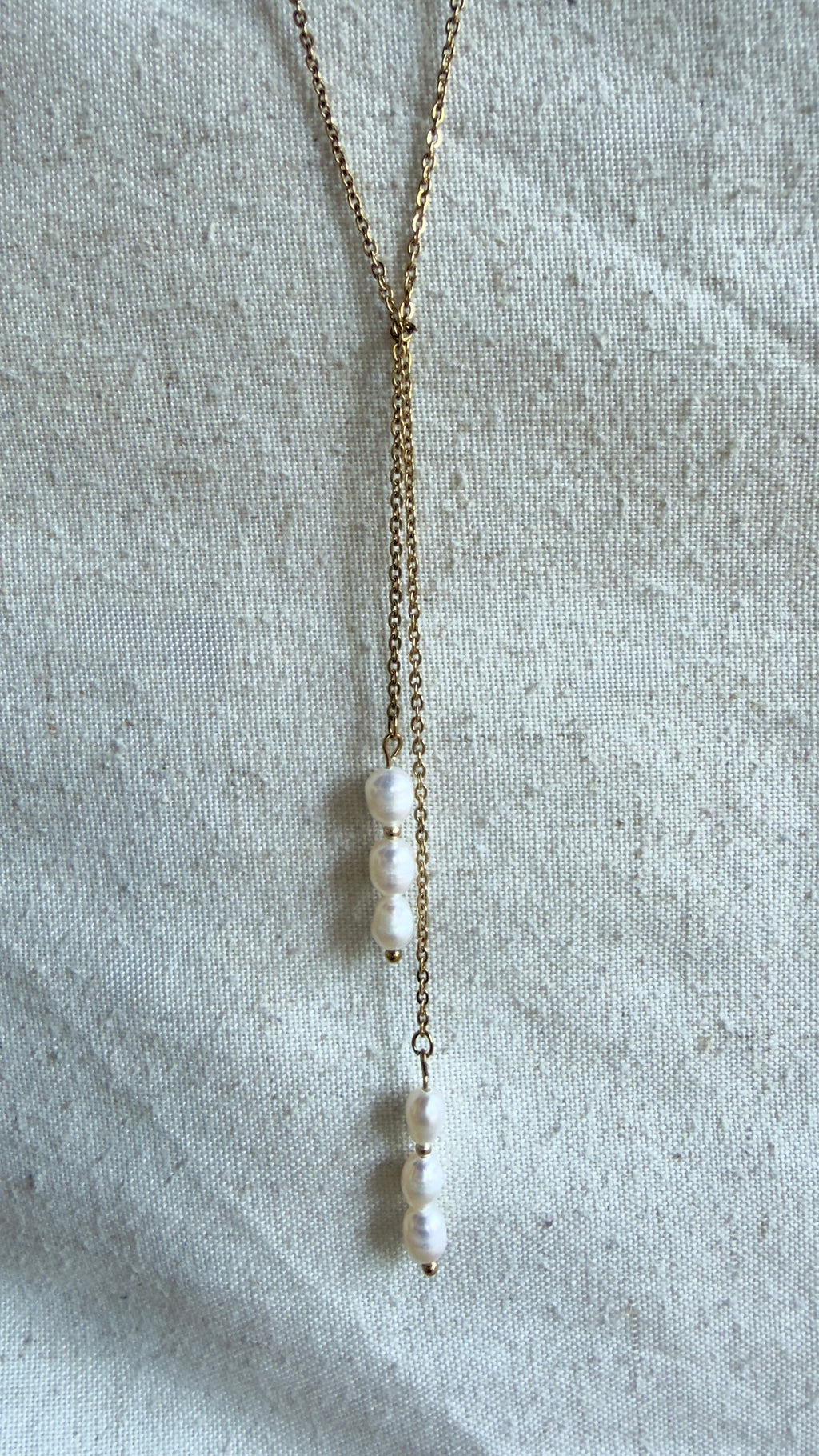 Collier Riviera long en perles d’eau douce et perles dorées en acier inoxydable – Amélia