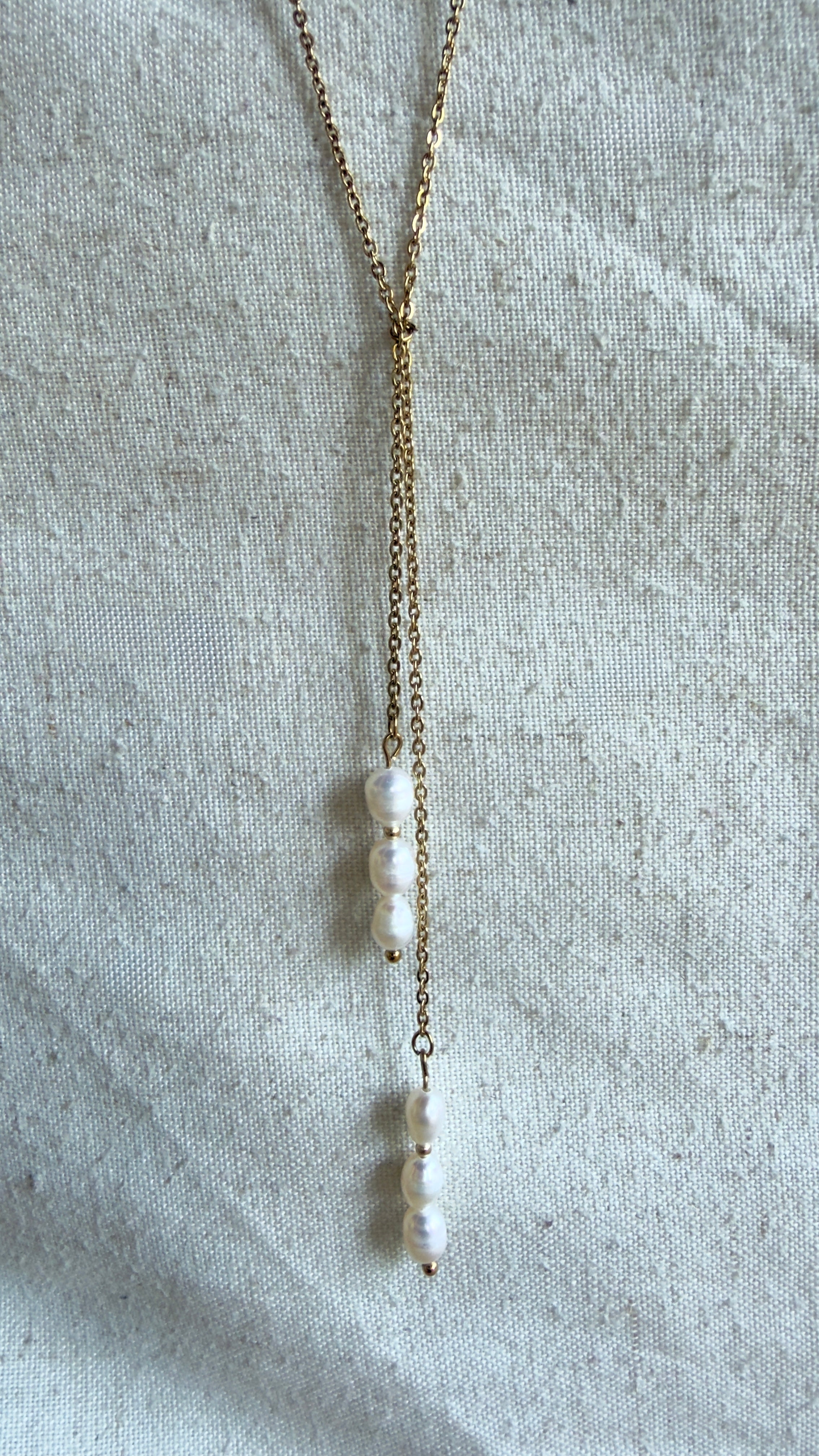Collier Riviera long en perles d’eau douce et perles dorées en acier inoxydable – Amélia
