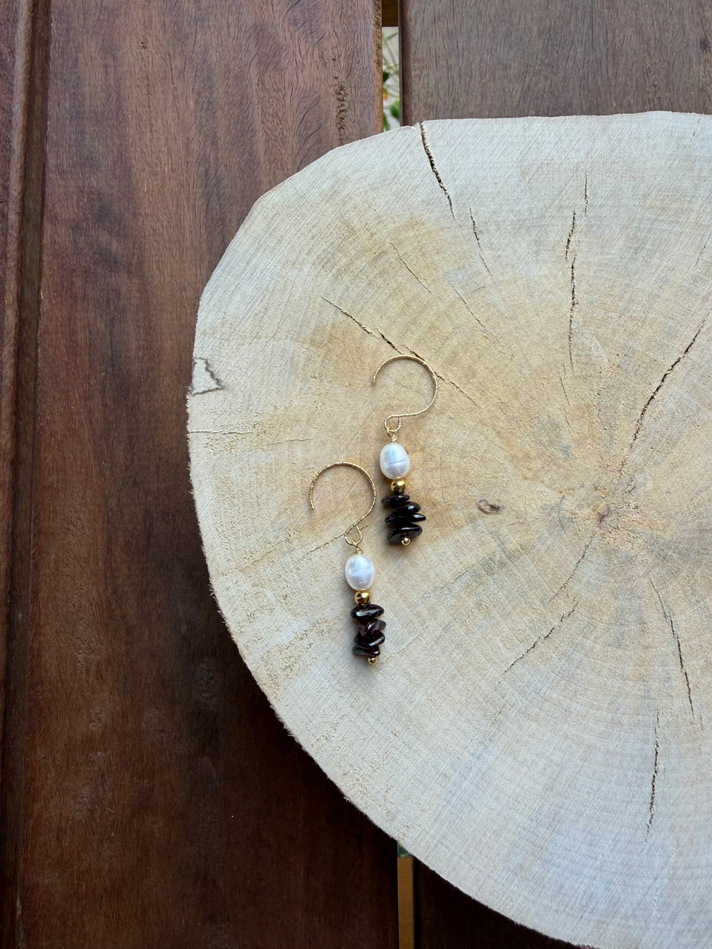 Boucles d’Oreilles Grenat, Perle d’Eau Douce & Hématite Dorée