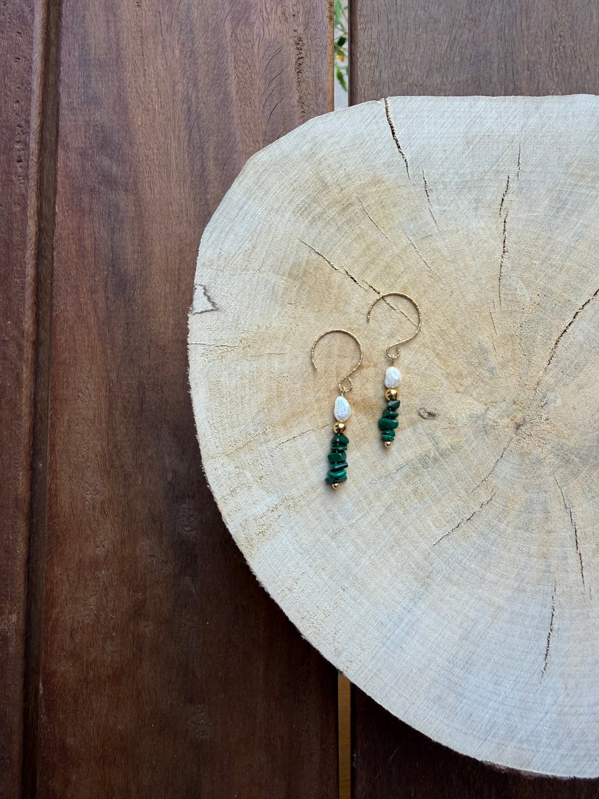 Boucles d’Oreilles Malachite, Perle d’Eau Douce & Hématite Dorée