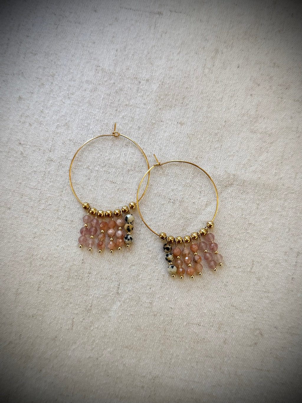 Boucles Naïa – jaspe dalmatien, quartz fraise et pierre du soleil