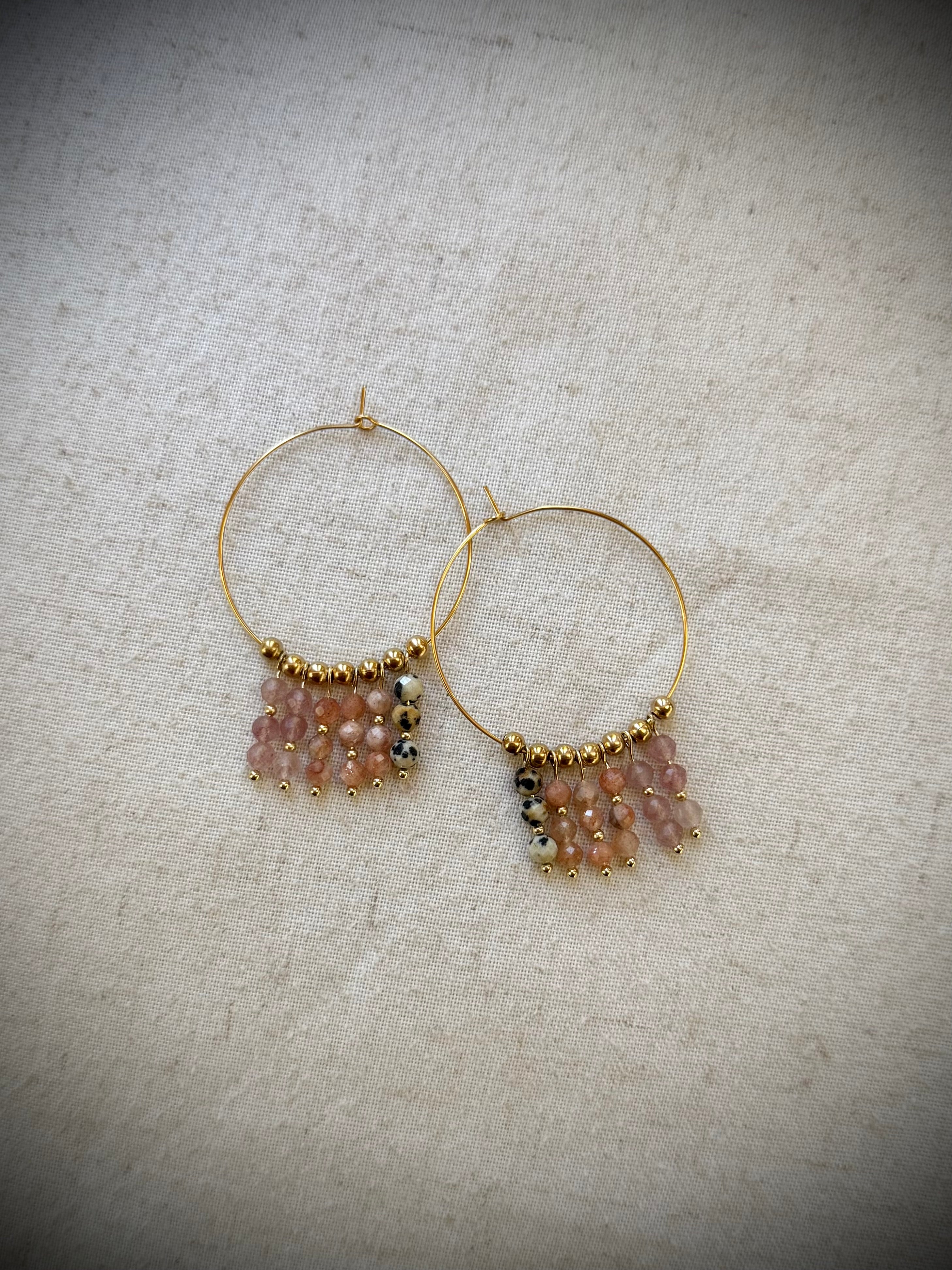 Boucles Naïa – jaspe dalmatien, quartz fraise et pierre du soleil