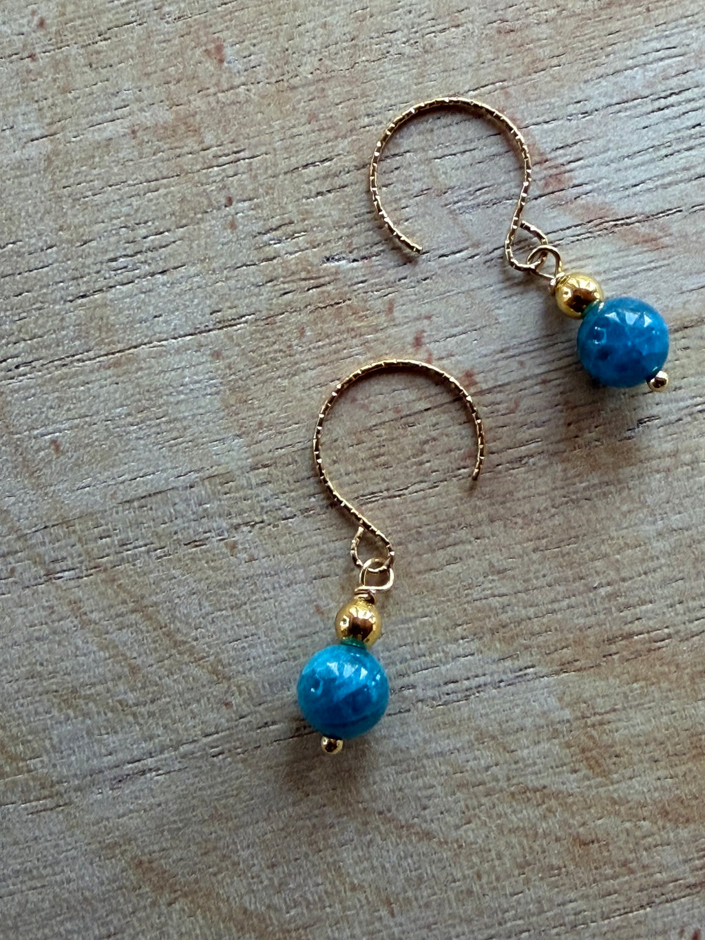Boucles d’oreilles Apatite Bleue & Hématite Dorée