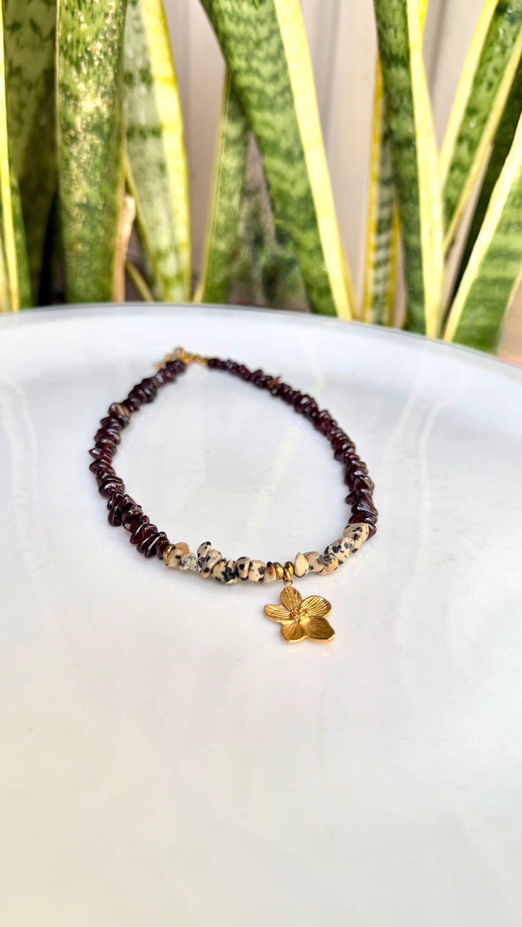 Collier Grenat & Jaspe Dalmatien – Mini Fleur