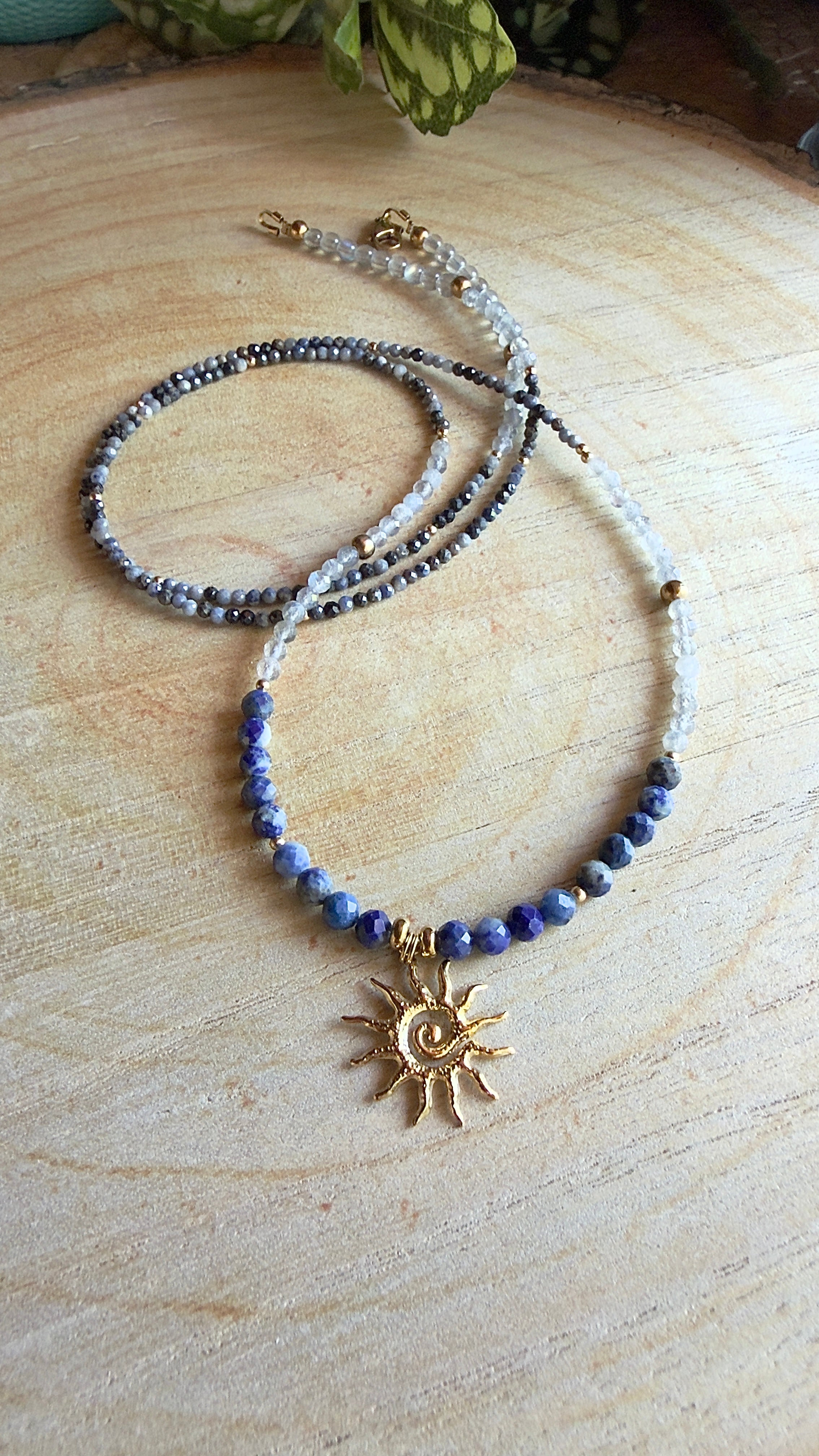 Chaîne de taille solaire – Lapis lazuli, saphir et labradorite