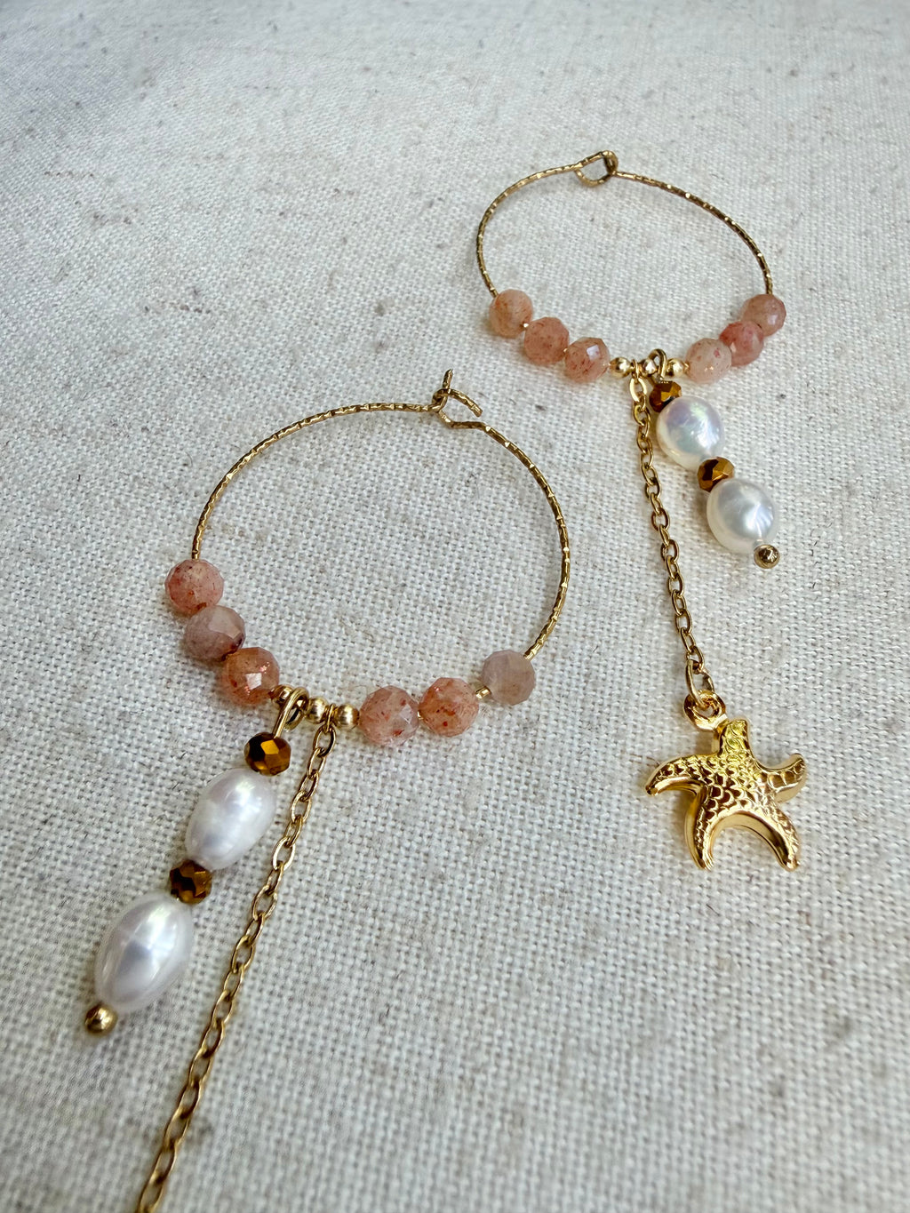 Boucles d’oreilles Soléa – Pierre du soleil, perle d’eau douce et acier inoxydable