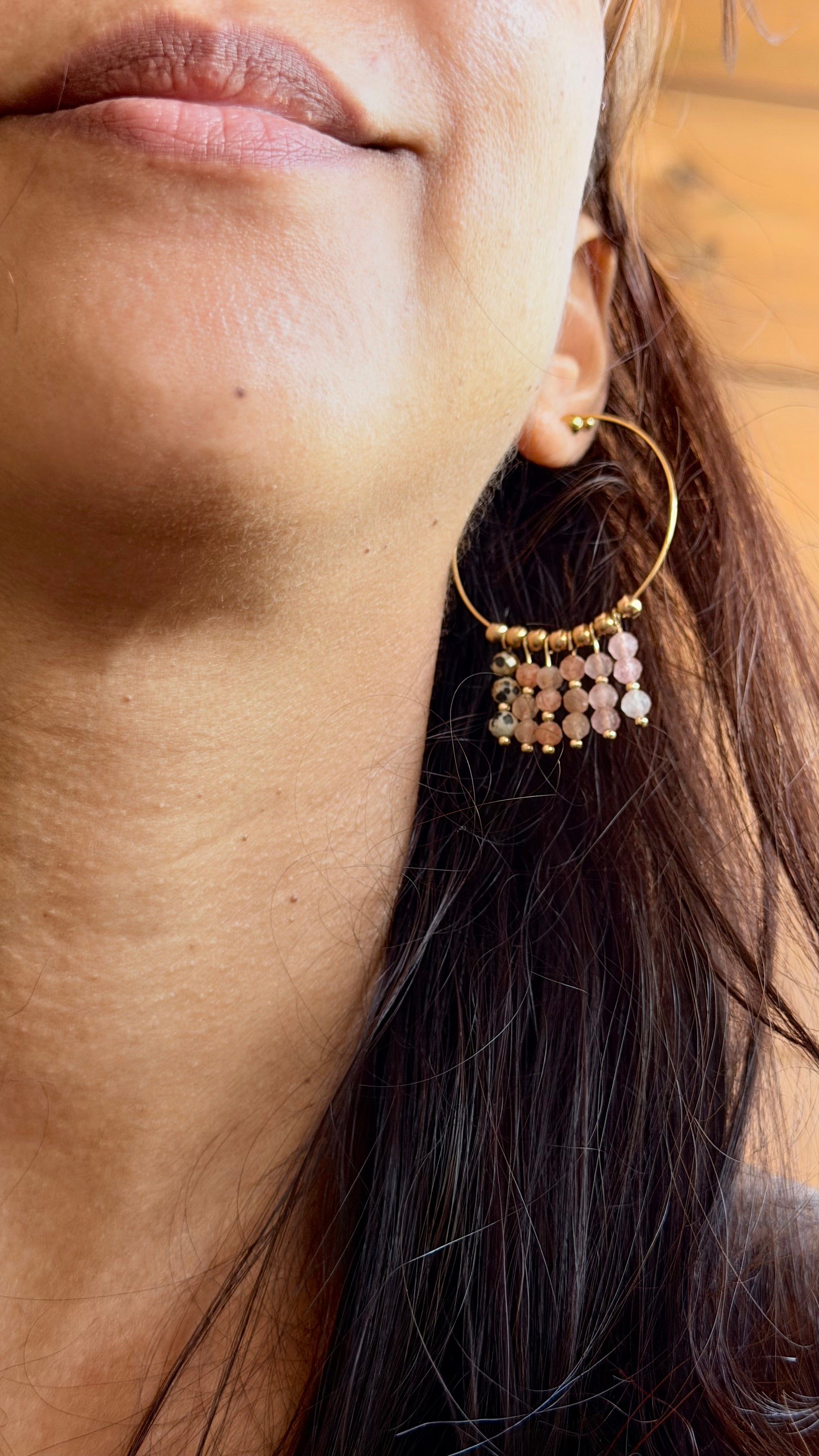 Boucles Naïa – jaspe dalmatien, quartz fraise et pierre du soleil